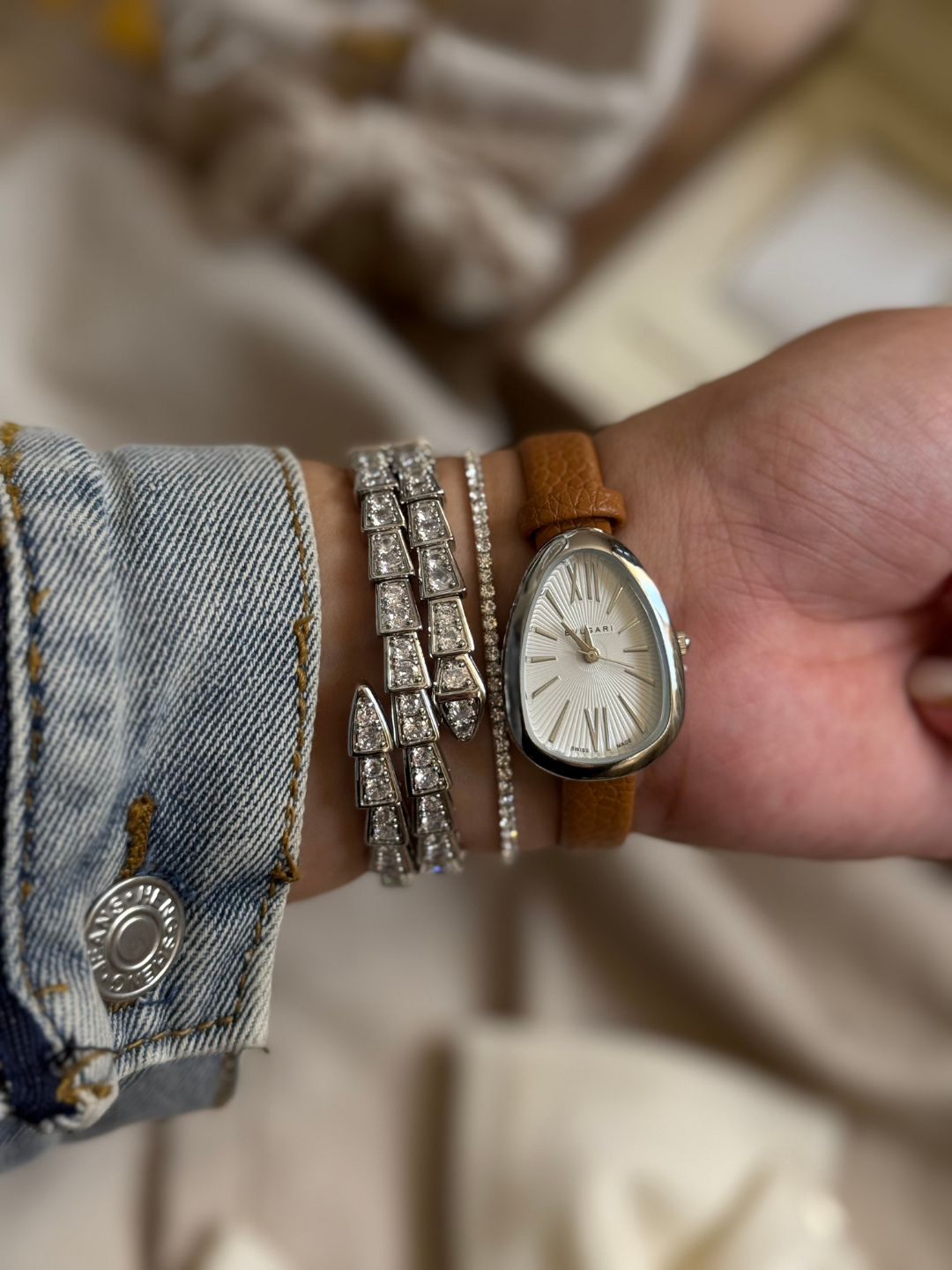 Astraxandagi qora tanli fohishalar Rus yigiti qizni anal jinsiy aloqa qilishga kondiradi.