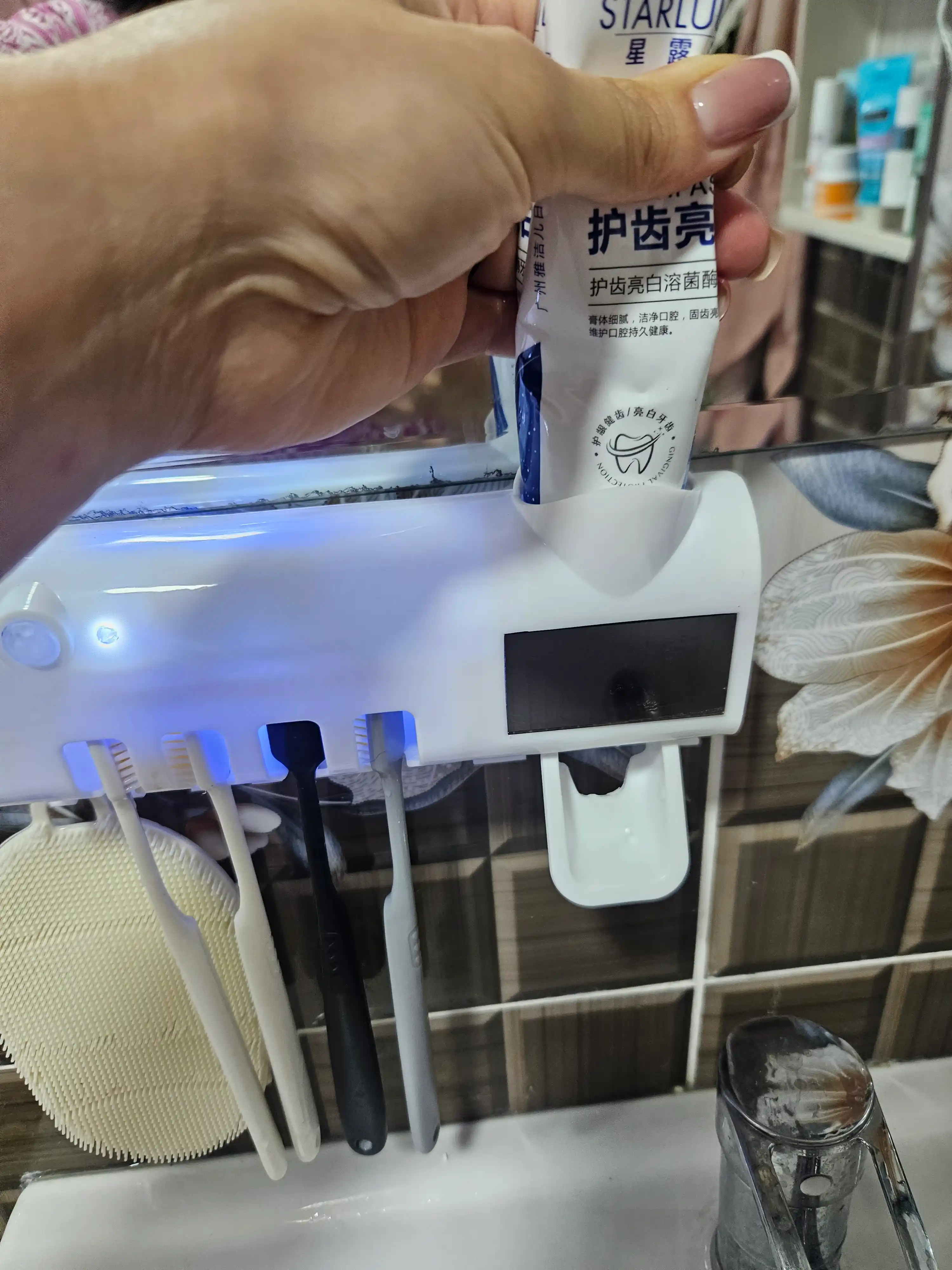 Dozator, tish cho'tkalari va tish pastasi uchun ushlagich, dispenserli, UV sterilizatorli