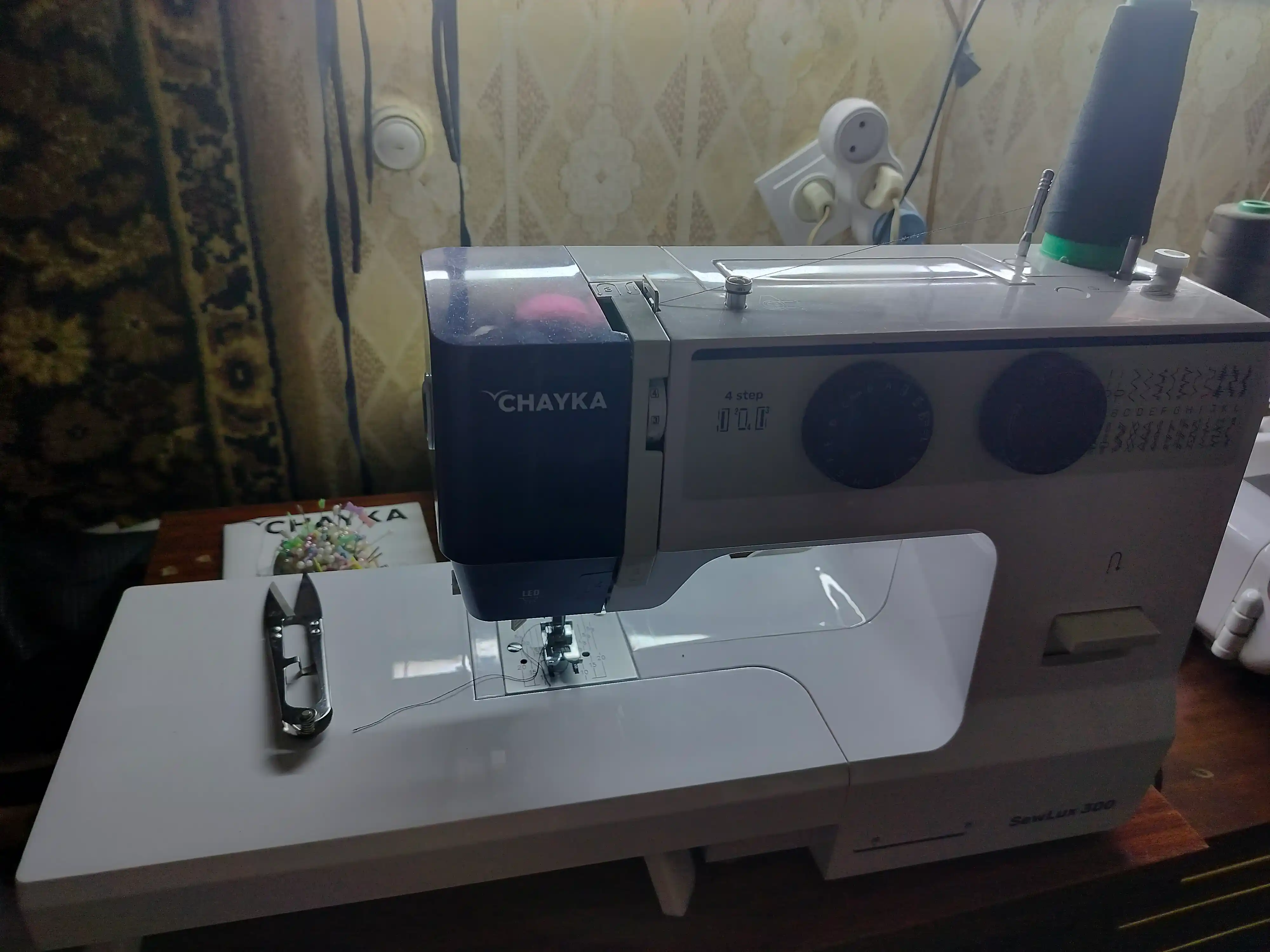 Tikuv mashinasi CHAYKA SewLux 300