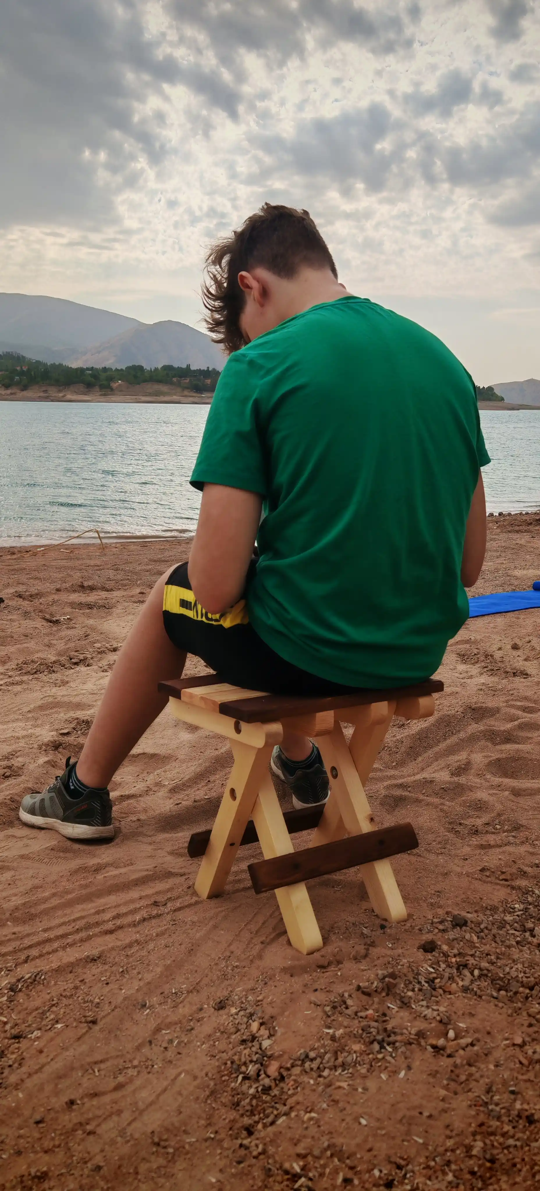 Yogʻochdan ishlangan yigʻma taburet, 150 kg gacha yukni ko‘tara oladi