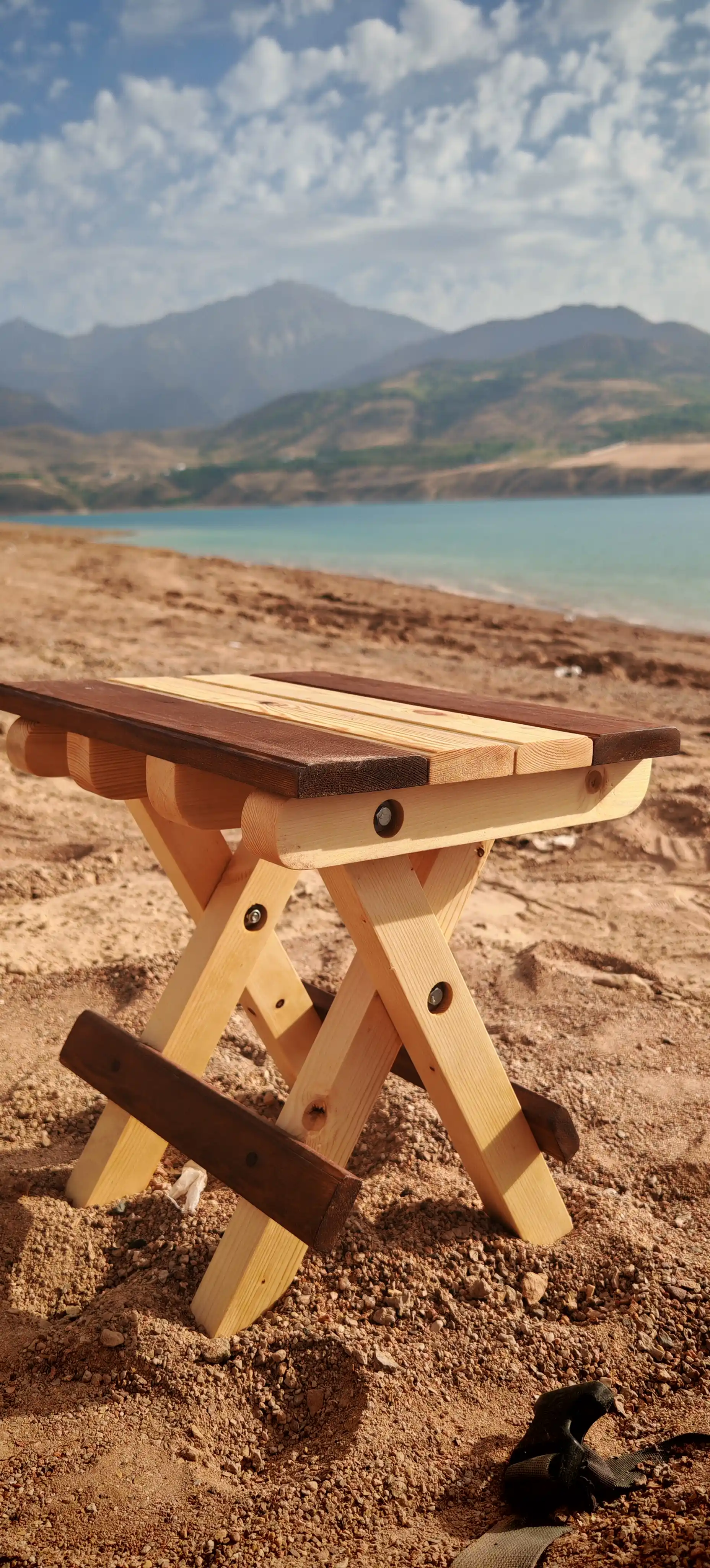 Yogʻochdan ishlangan yigʻma taburet, 150 kg gacha yukni ko‘tara oladi