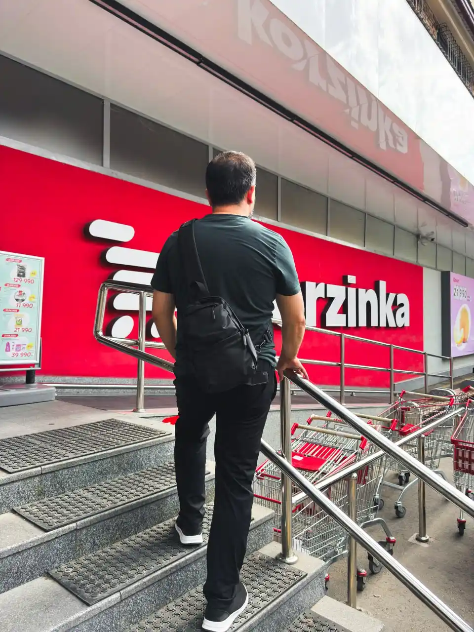Erkaklar sumkasi keng va qulay cho‘ntaklari bilan, yelkama yelka tutqichli