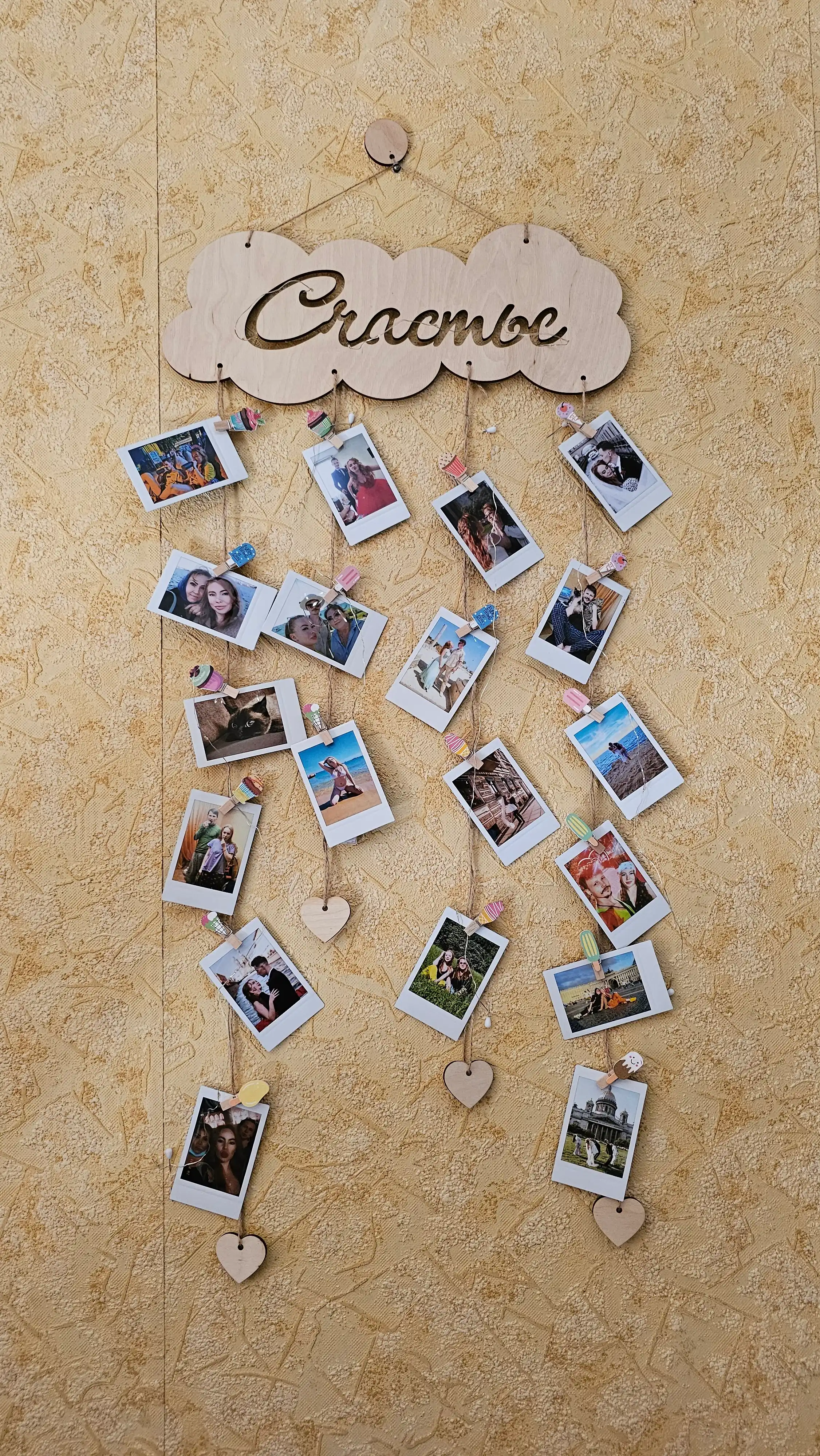 Moodboard LED chiroq bilan, foto panel qisqichli, yog‘och surat ushlagich yoritgich bilan