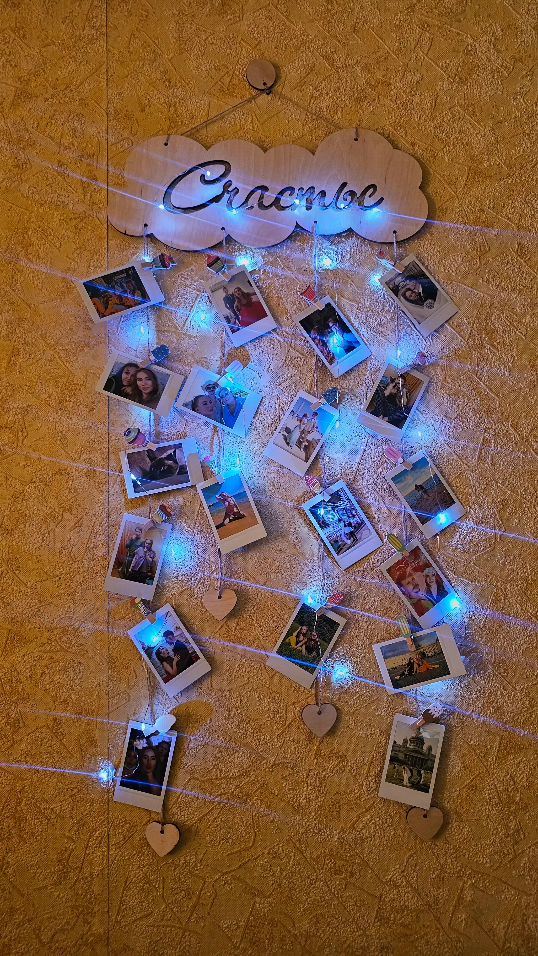 Moodboard LED chiroq bilan, foto panel qisqichli, yog‘och surat ushlagich yoritgich bilan