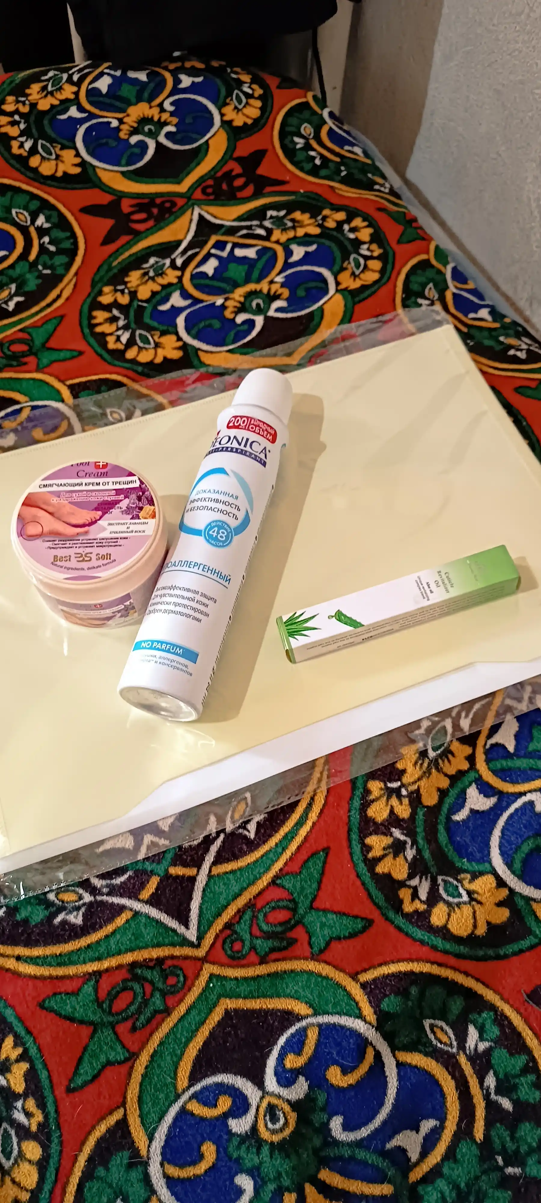 Ayollar va erkaklar uchun dezodorant-antiperspirant spreyi Deonica “Gipoallergenik 200 ml