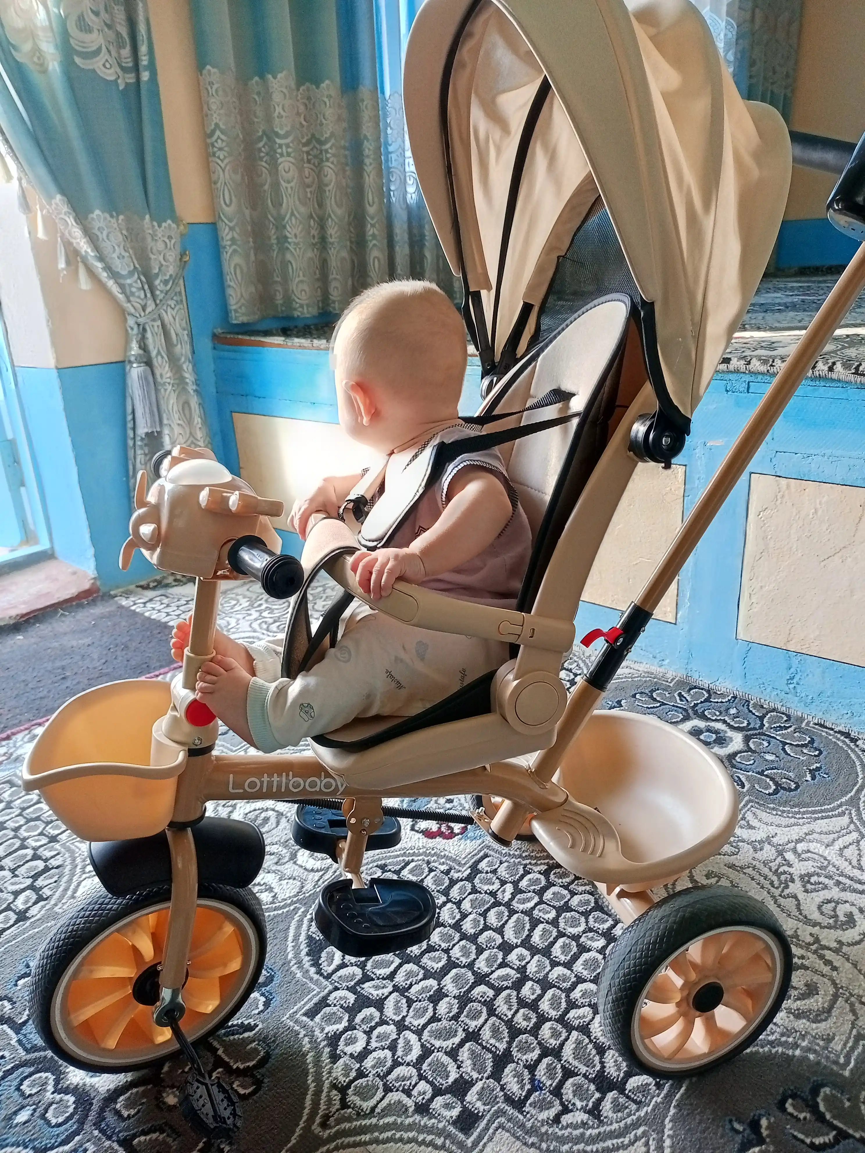Uch g‘ildirakli velosiped aravachasi, chiroqlari yonib turadi, 360 gradusga aylanadi