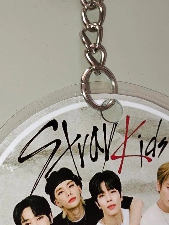 Stray Kids, K-POP rasmi tushurilgan brelok 