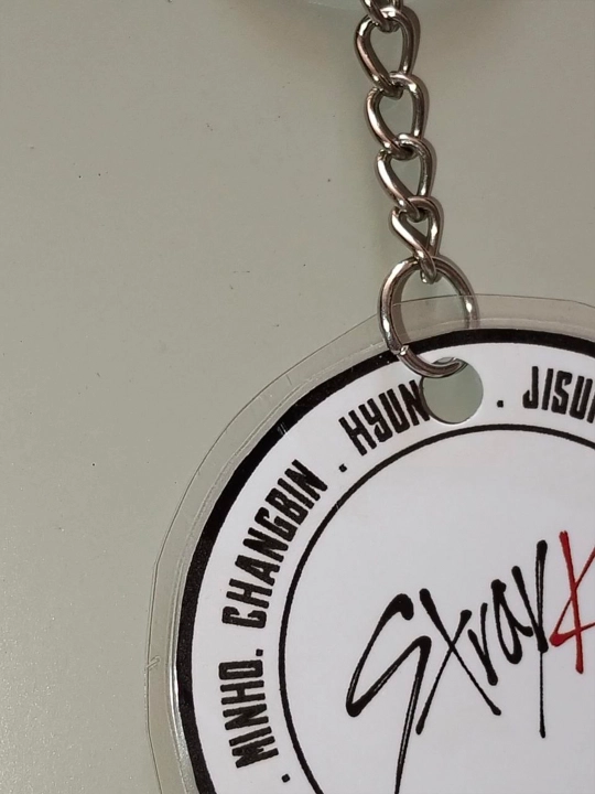 Stray Kids, K-POP rasmi tushurilgan brelok 