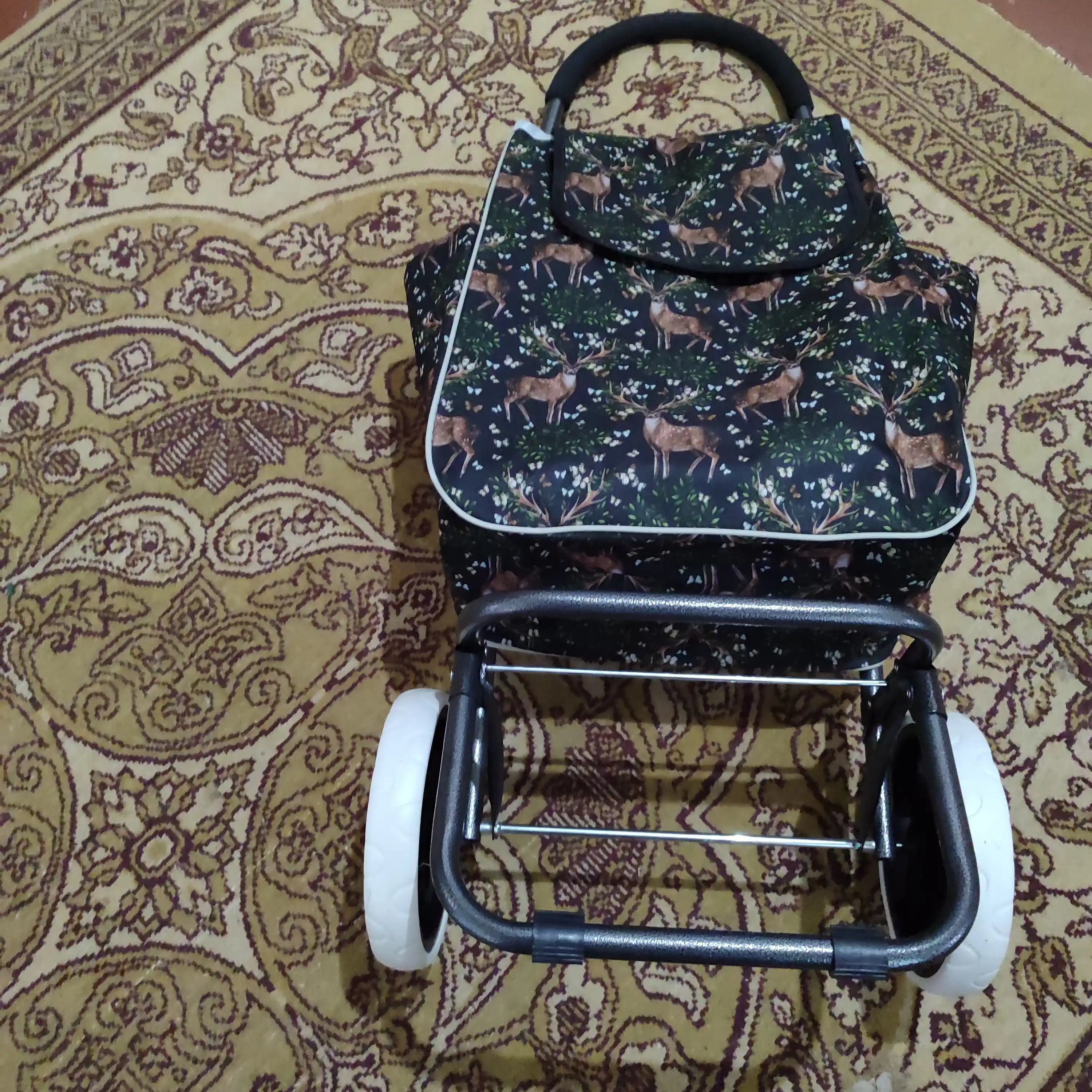 Sumka arava, bozor uchun, katta g'ildiraklardagi sumka