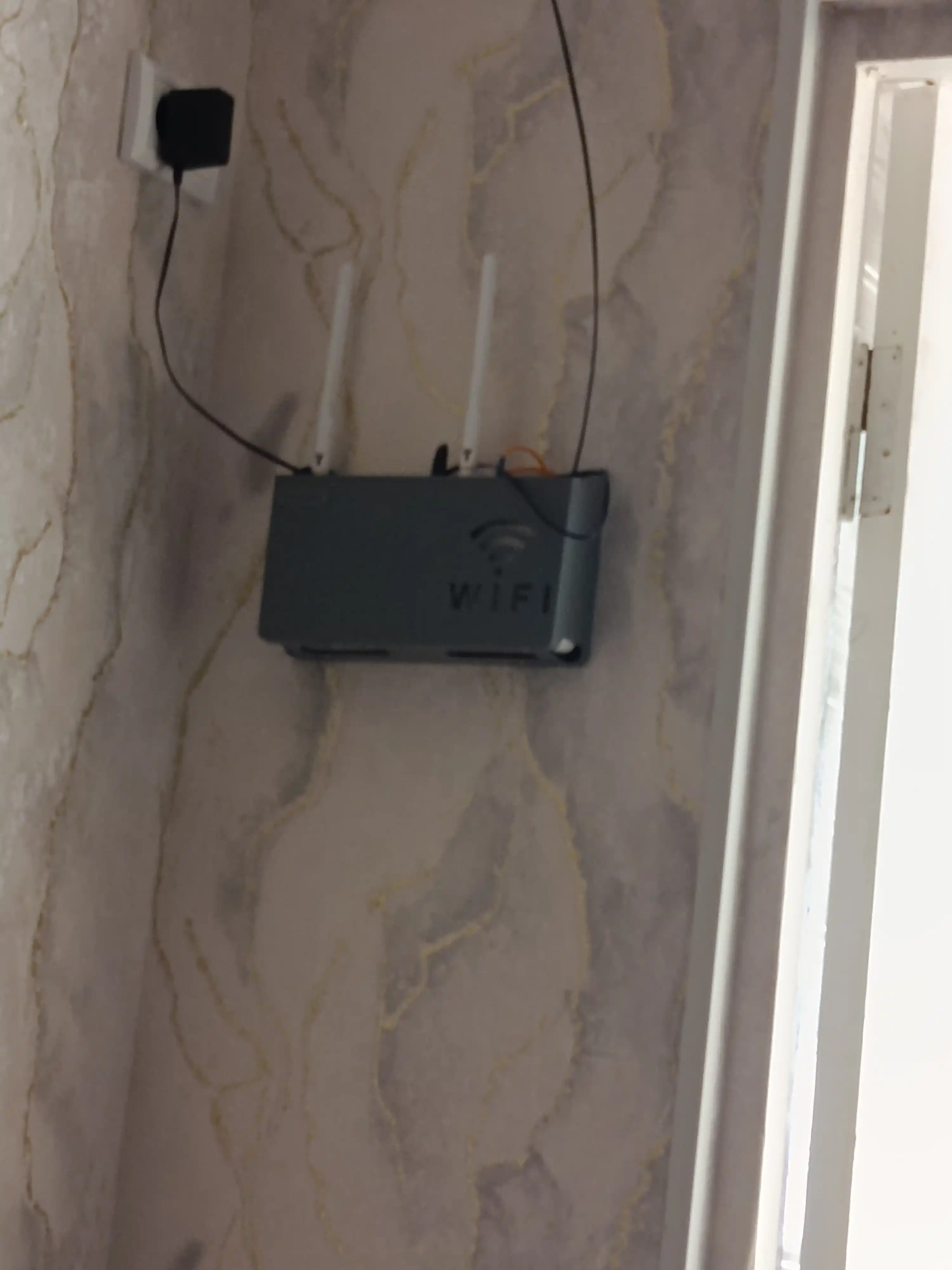Wi-Fi router uchun devorga ornatiladigan organayzer