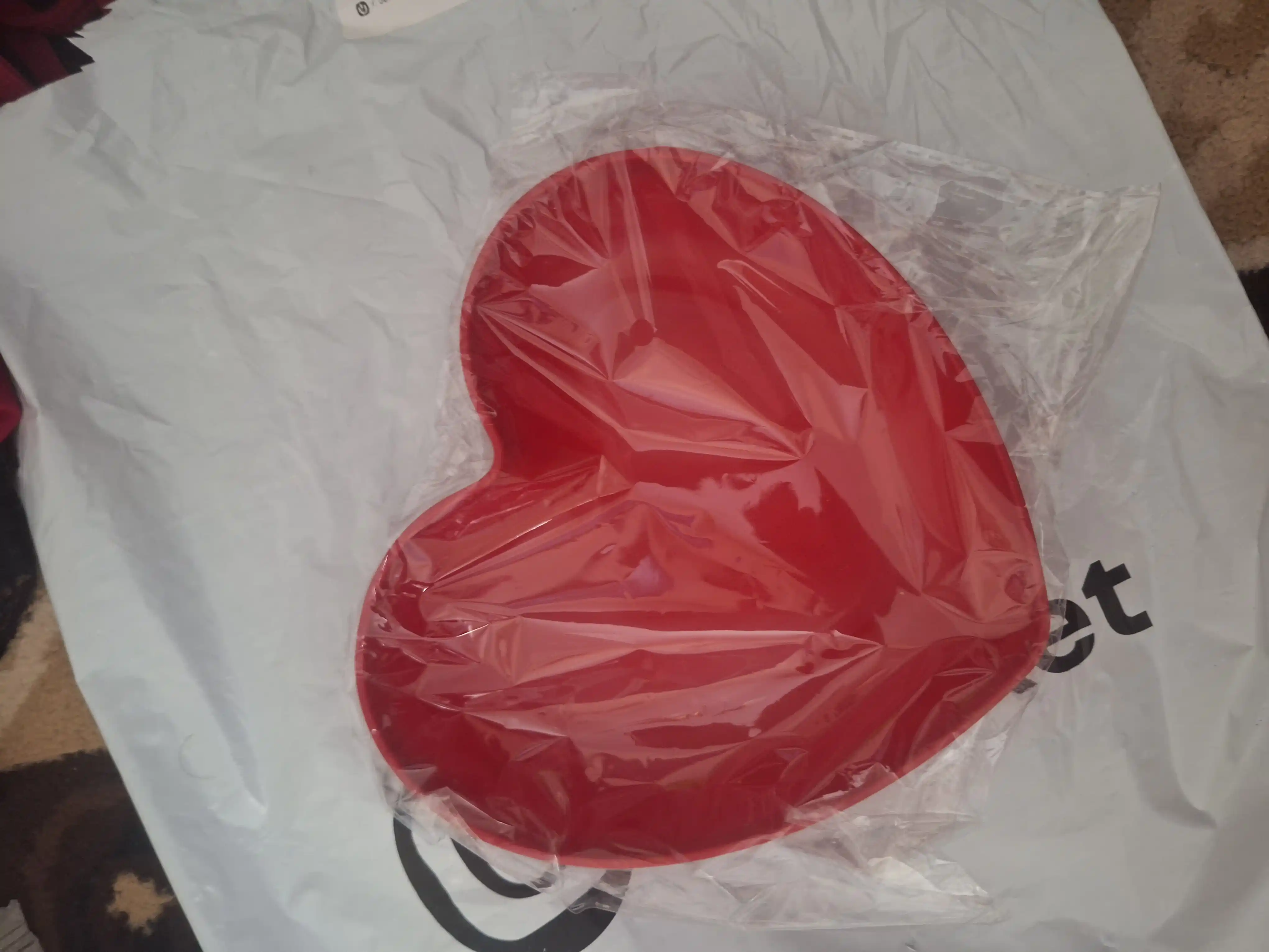 Yurak shaklidagi plastik qayta ishlatiladigan tarelkalar