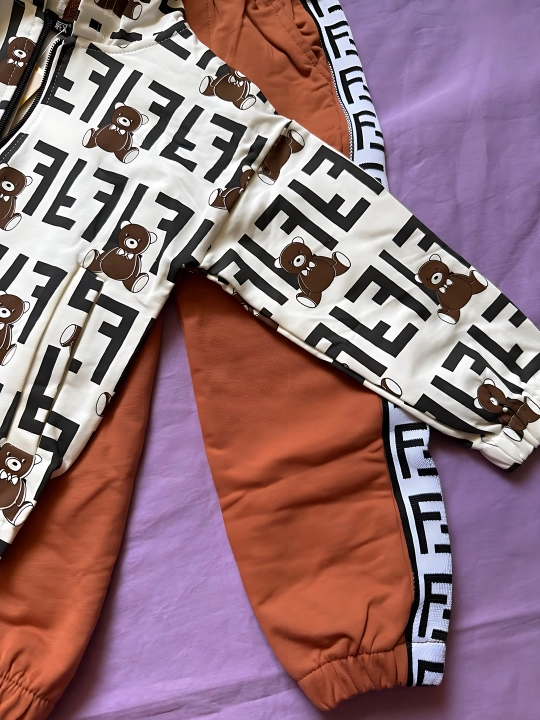 Детская одежда Fendi, вы можете почувствовать ткань. 95% хлопок, 5% лайкра, R: 3-4-5-6 лет
