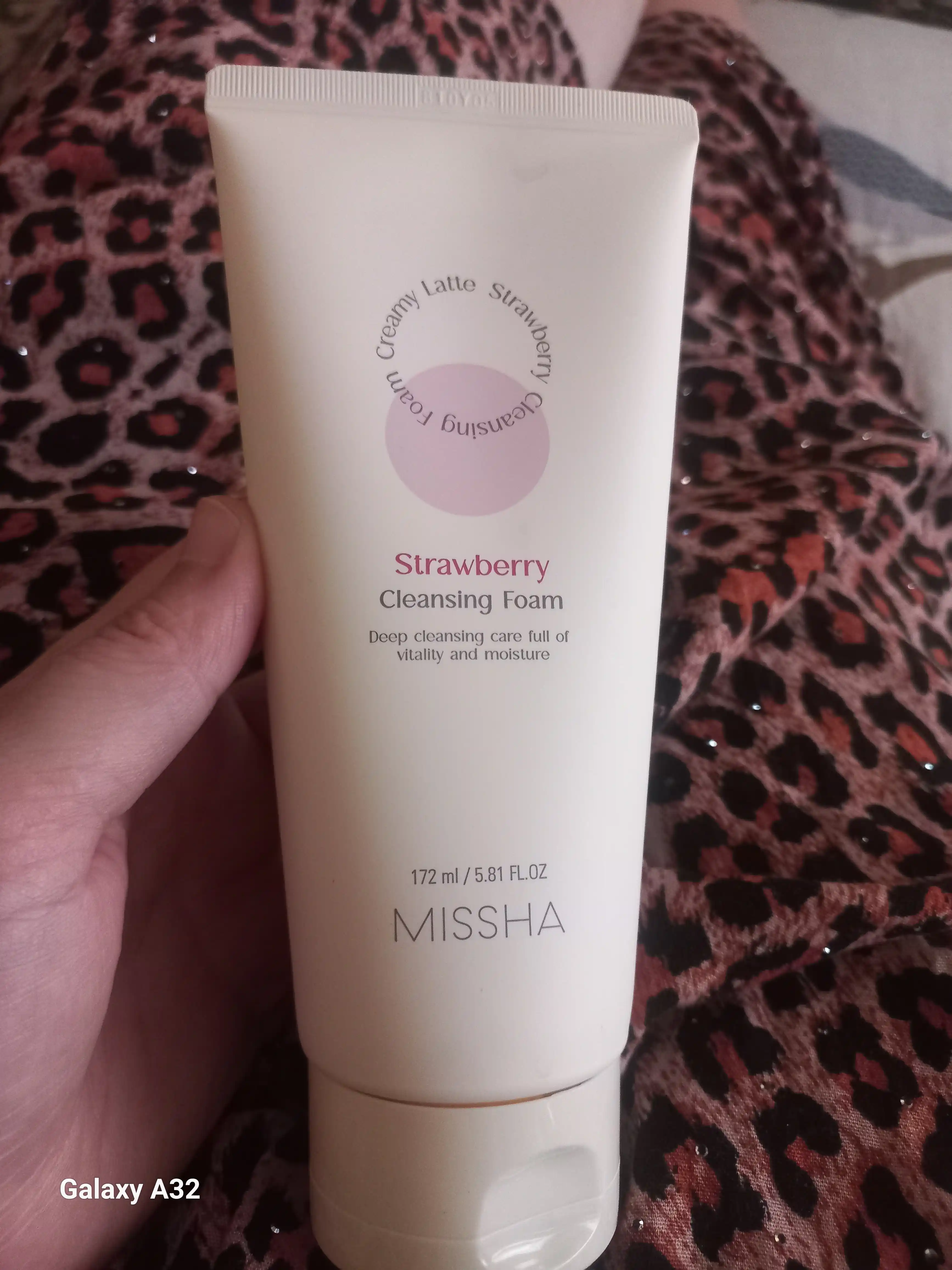 Missha Очищающая пенка для лица Creamy Latte Strawberry, 172 мл
