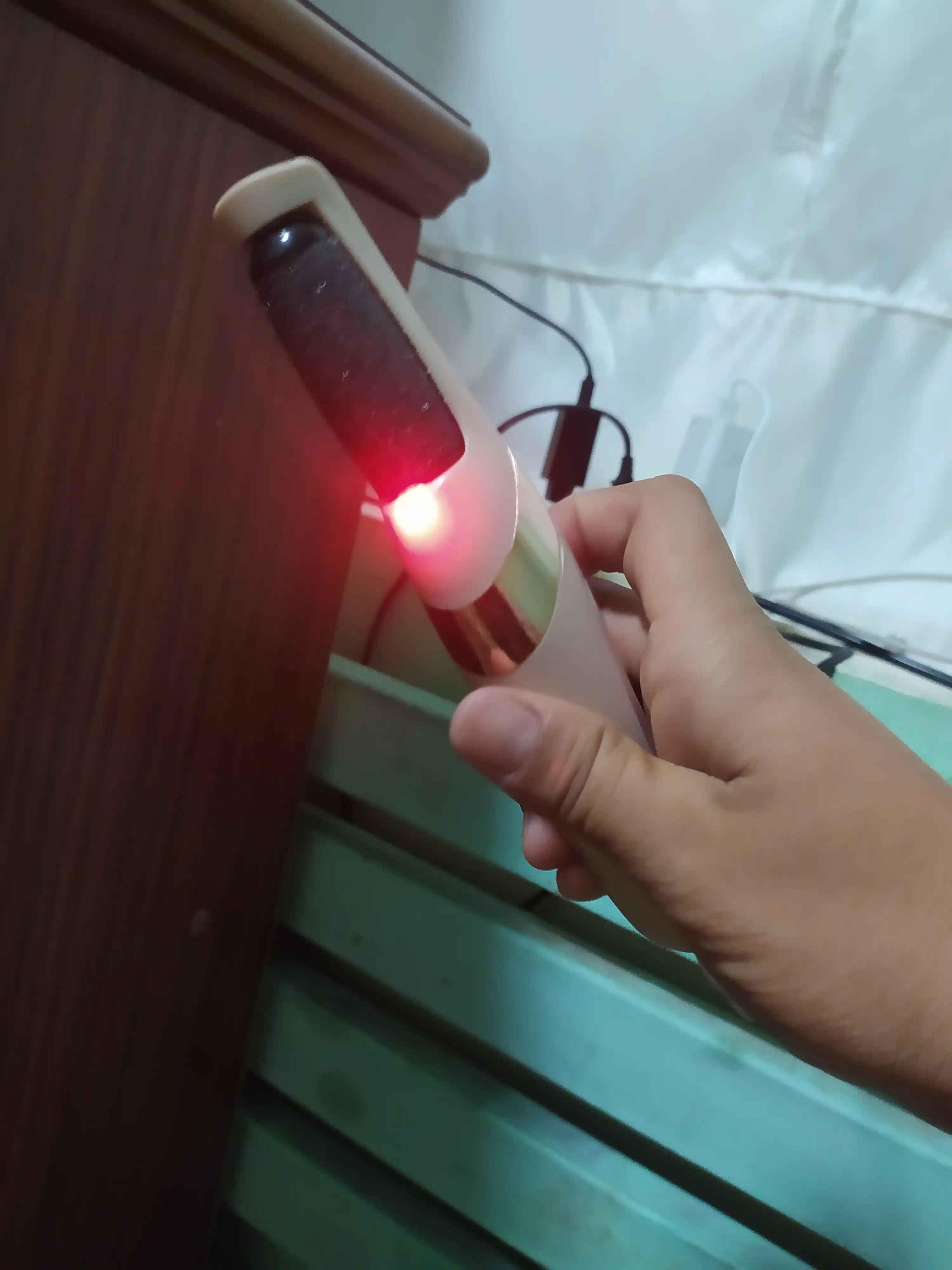 Elektr pilka pemza, oyoq va tovondagi qadoqlarni olib tashlash uchun, pedikyur