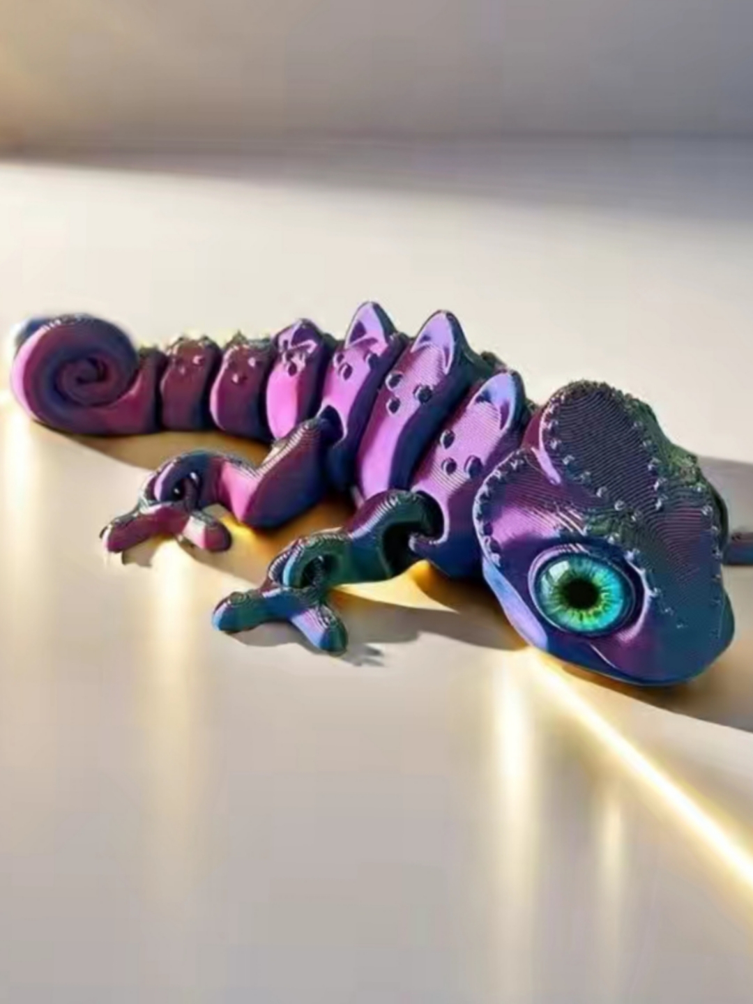 3D harakatlanuvchi xameleon figurasi