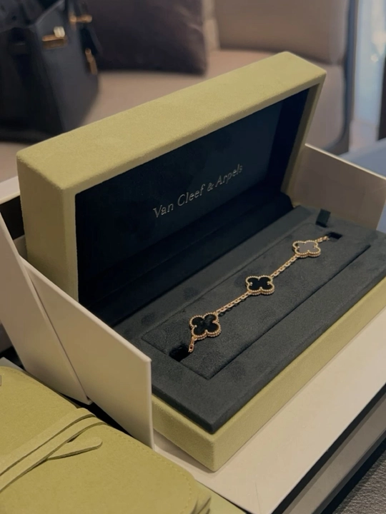 Ayollar va qizlar uchun bilaguzuklar Van Cleef, rangini o'zgartirmaydi va qoraymaydi