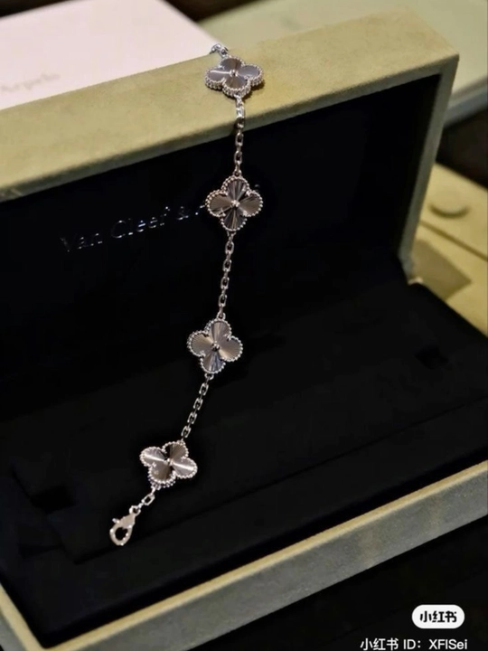 Ayollar va qizlar uchun bilaguzuklar Van Cleef, rangini o'zgartirmaydi va qoraymaydi