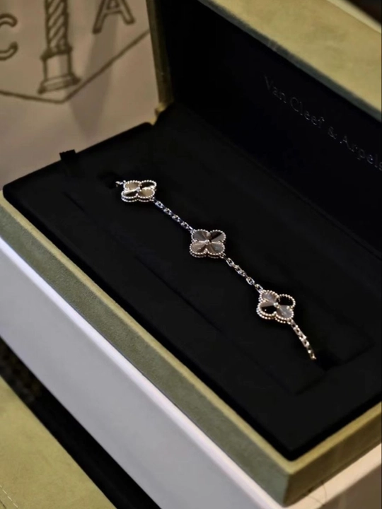 Ayollar va qizlar uchun bilaguzuklar Van Cleef, rangini o'zgartirmaydi va qoraymaydi