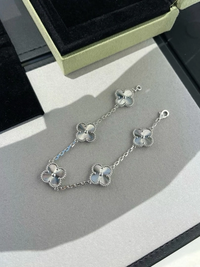 Ayollar va qizlar uchun bilaguzuklar Van Cleef, rangini o'zgartirmaydi va qoraymaydi