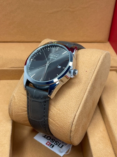 Мужские часы Tissot Classic, в подарочной упаковке — VAQTWAT-55W0077-СЕРЫЙ