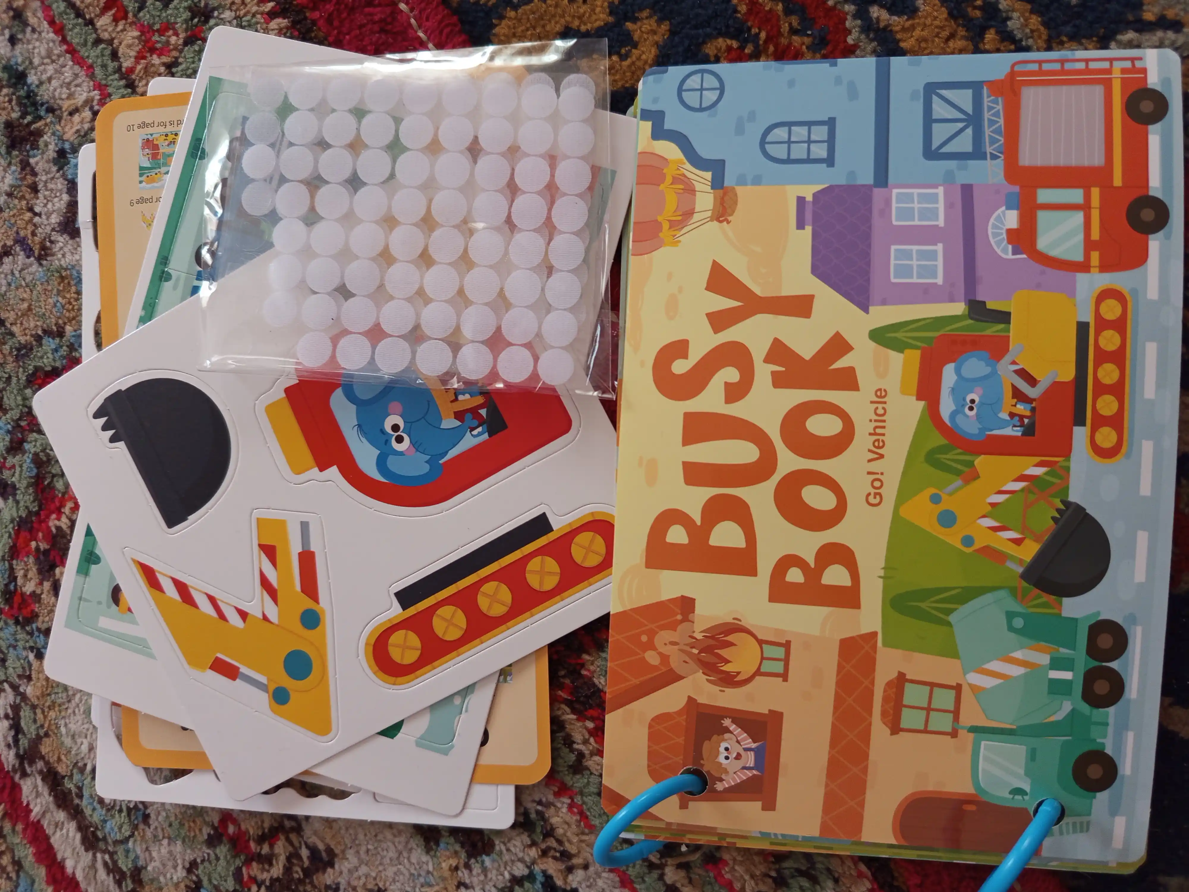 Bolalar uchun o'quv kitobi va alifbosi Busybook, lipuchkali Montessori kitobi