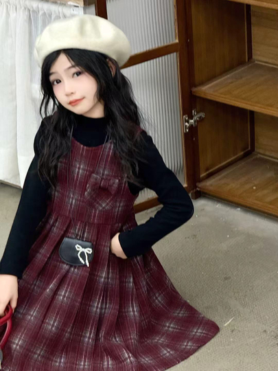 Qisqa sarafan kiygan qiz Qisqa sarafan kiygan qiz