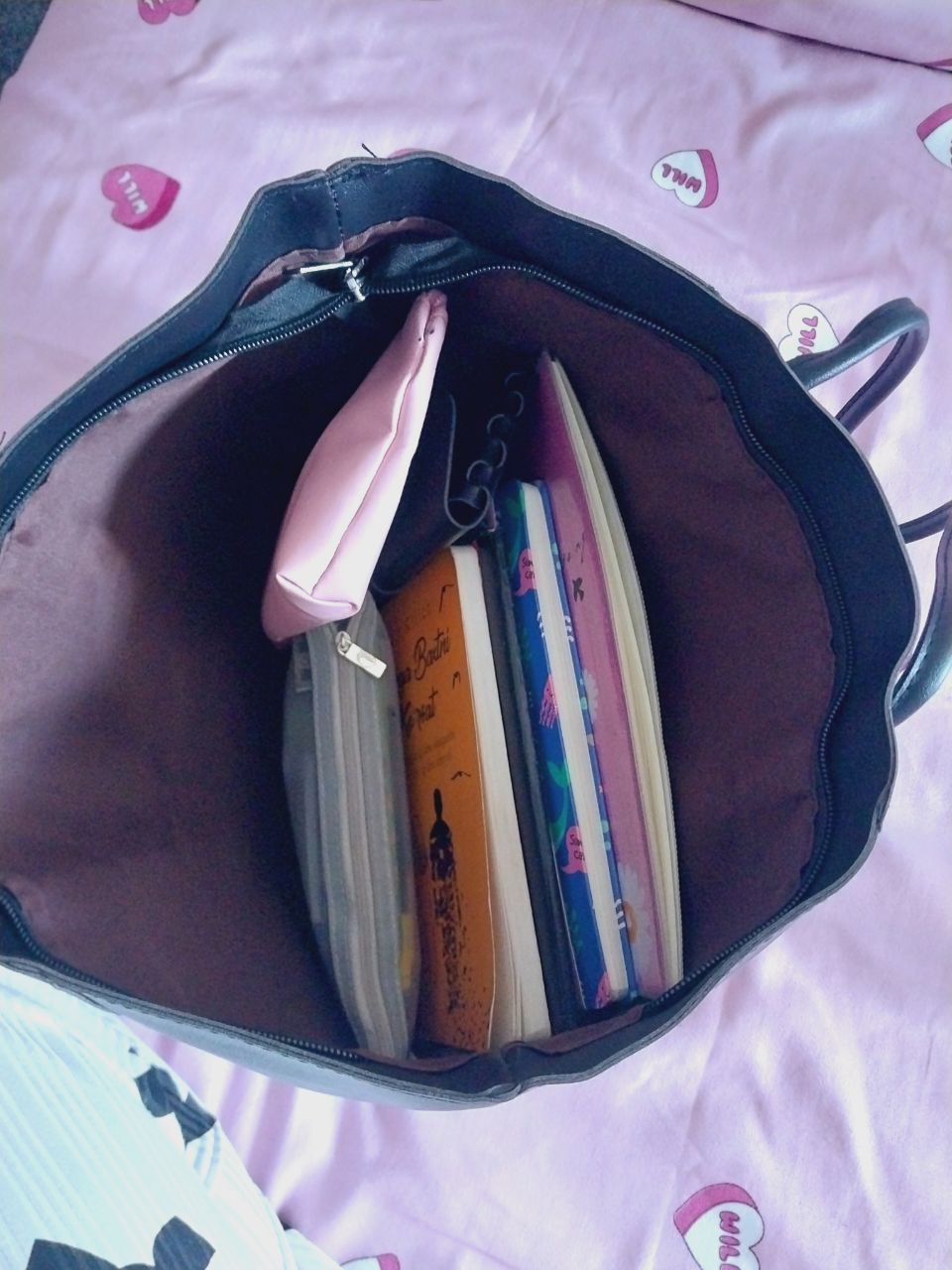 Maktab sumkasi, ayollar uchun katta, yelkaga qo‘yiladigan, to‘ti, A4 formatli, shopper