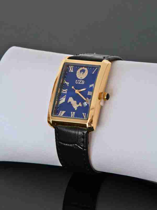 Bir yigit parkda onlayn onanizm bilan shugullanadi