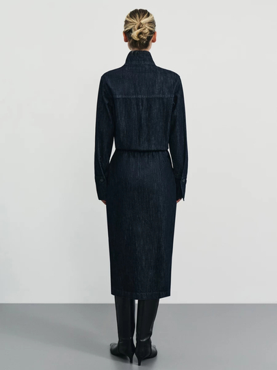 Fartuk kiygan yalangoch erkaklar