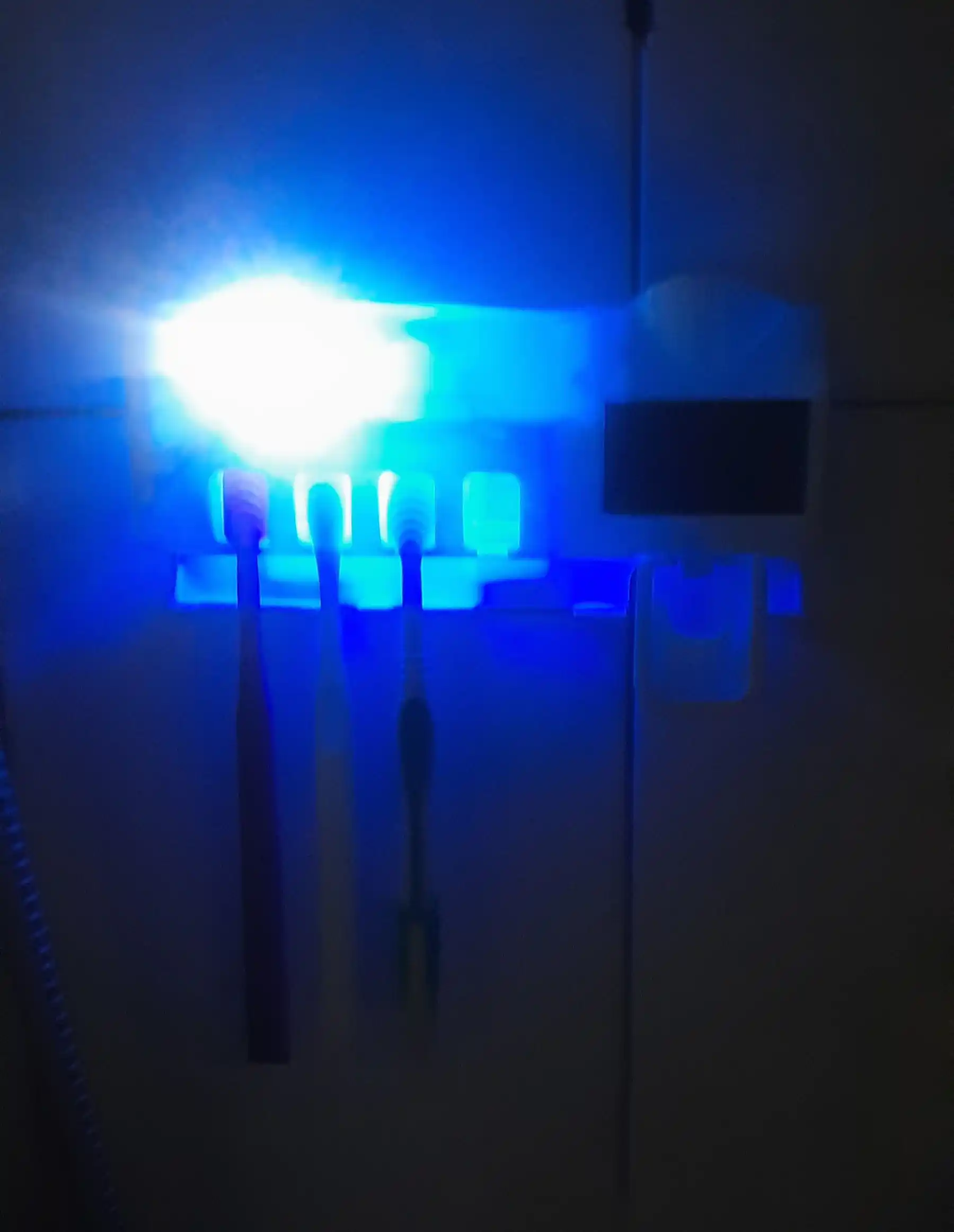 Dozator, tish cho'tkalari va tish pastasi uchun ushlagich, dispenserli, UV sterilizatorli