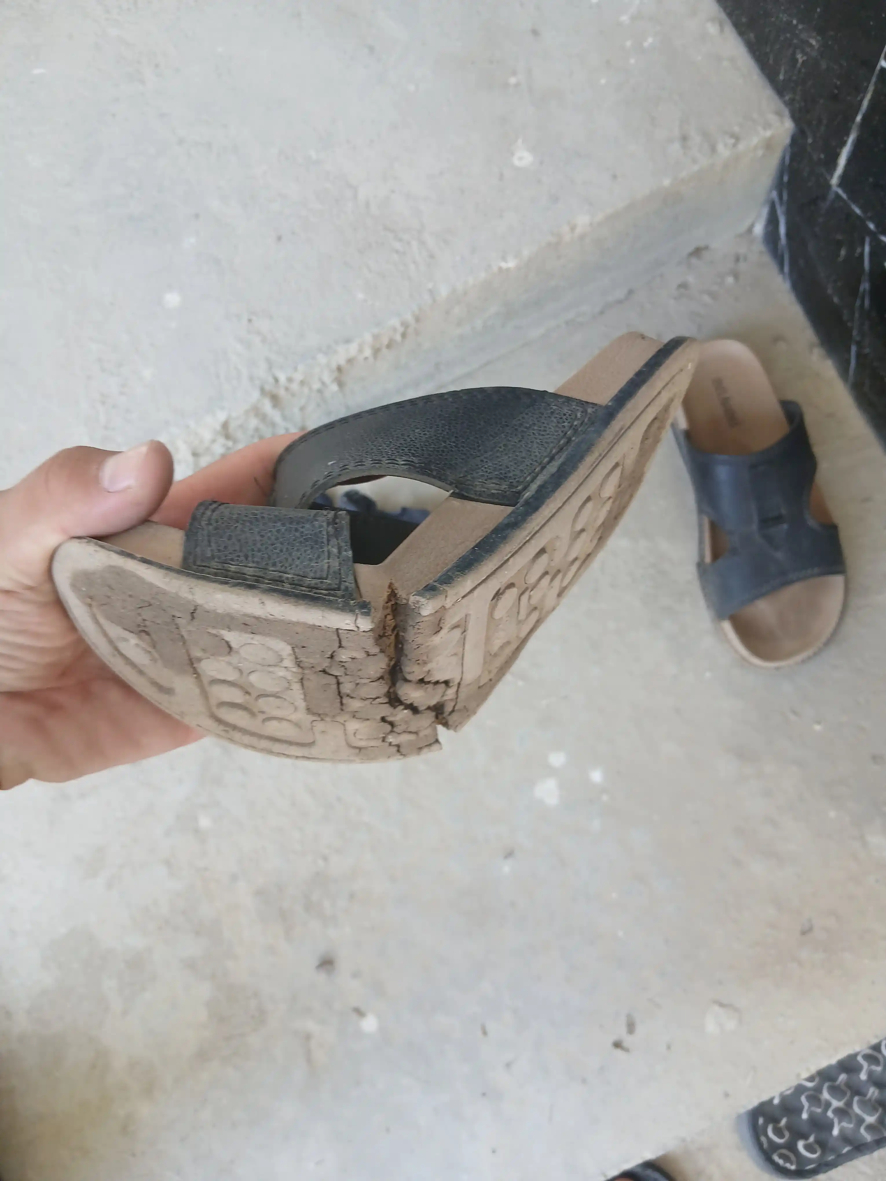 Erkaklar yozgi poyabzali, eko charm shippaklar,40-45 o"lchamizdan 2 katta oling malamerka