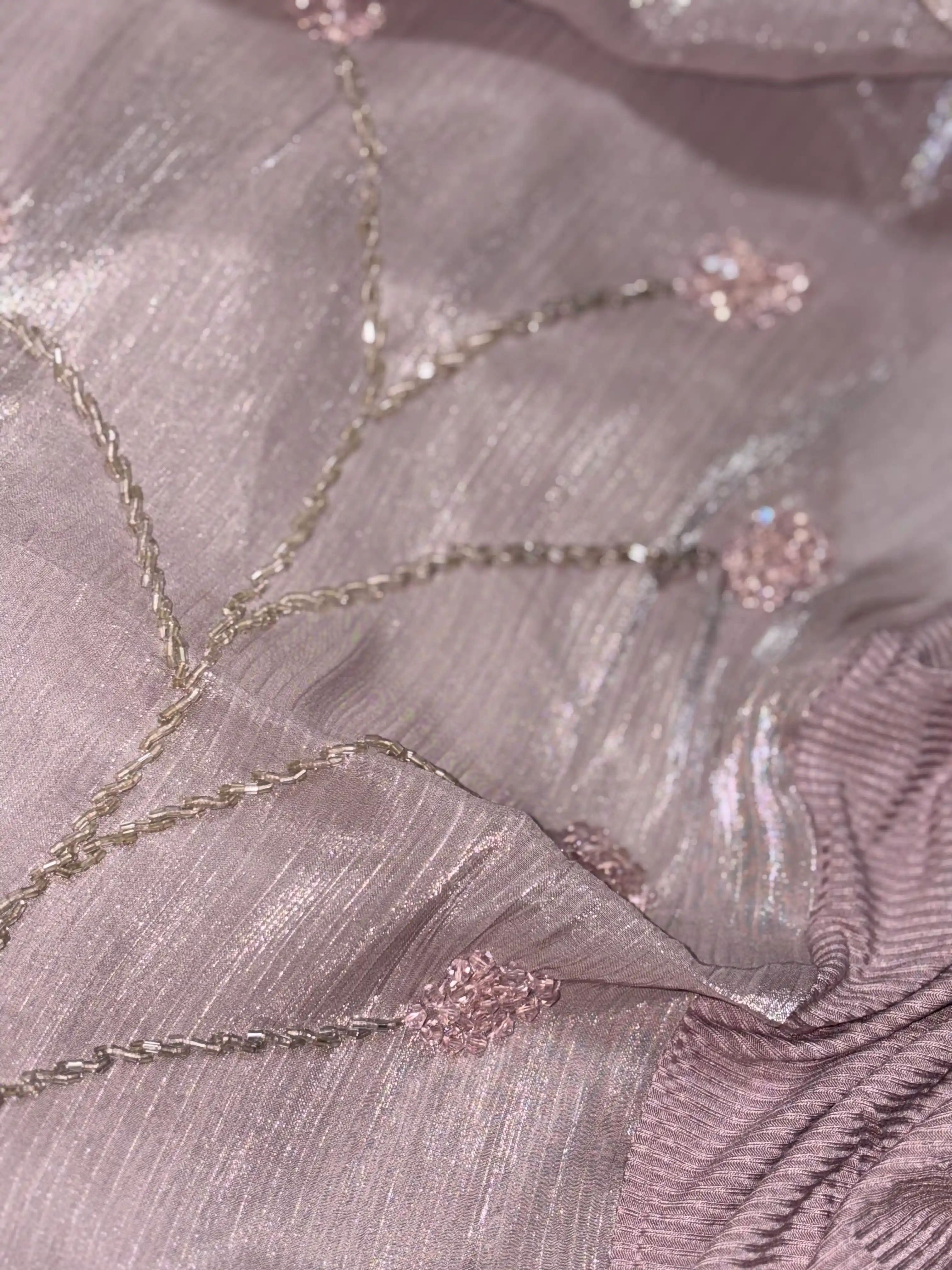 Шарф XB из органзы с капюшоном, украшенный камнями
