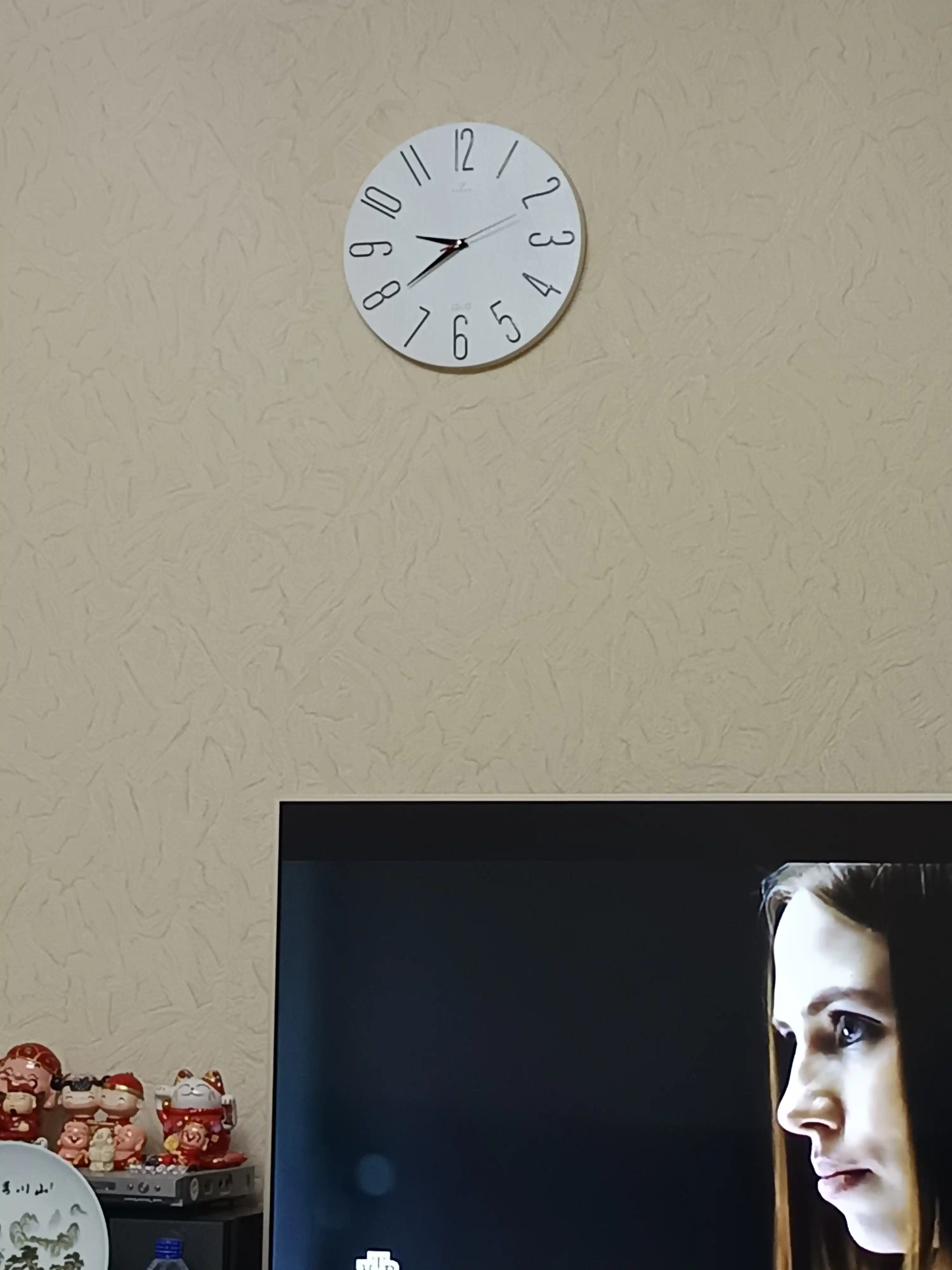 Devoriy soat, shovqinsiz, yumaloq, diametri 30 sm, batareyasi sovg‘a