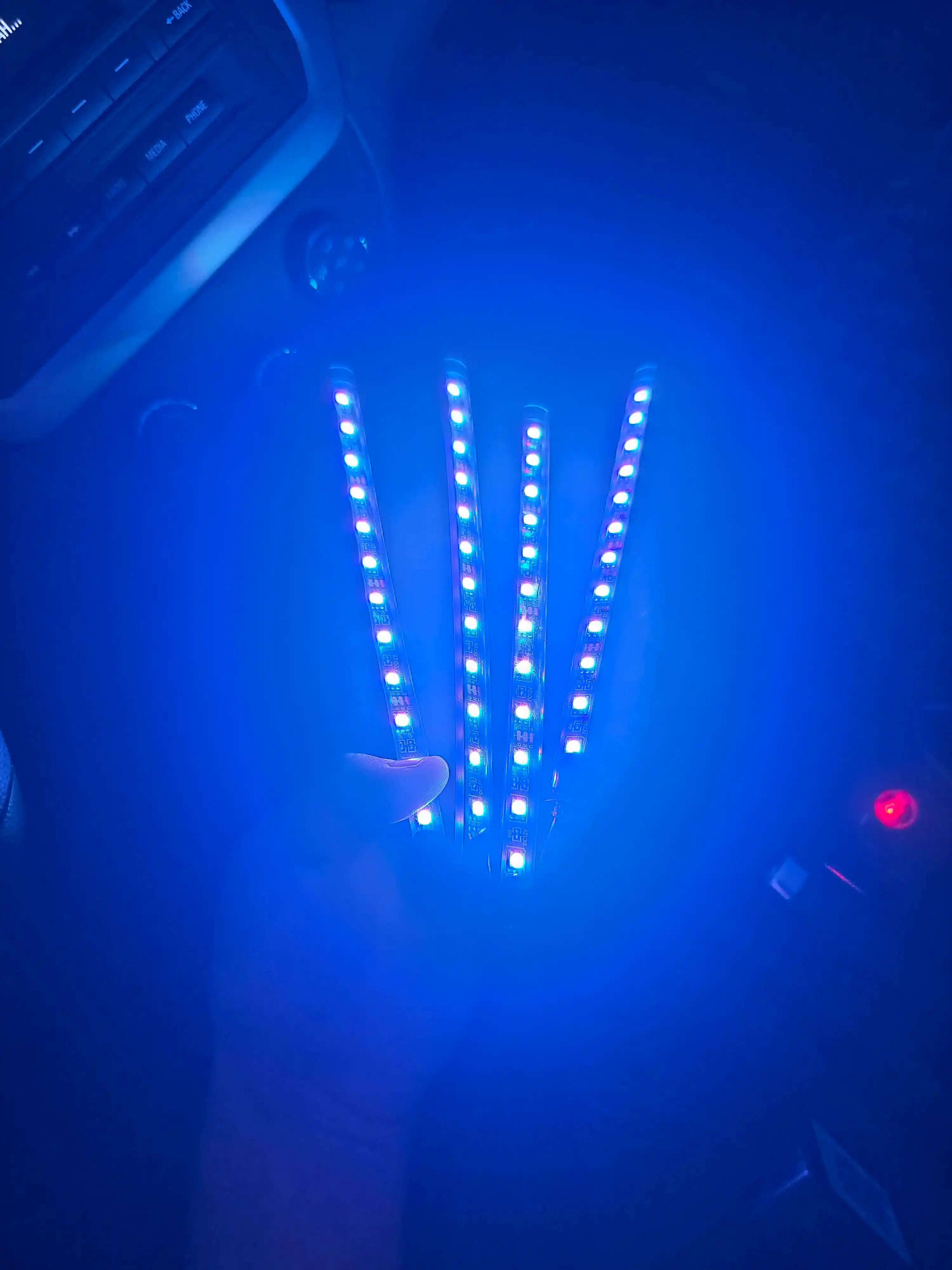 Masofaviy boshqaruv pulti yoki RGB ilovasi bilan salonga 16 m rangli LED yoritgich, oyoqlarga ham yoritgich