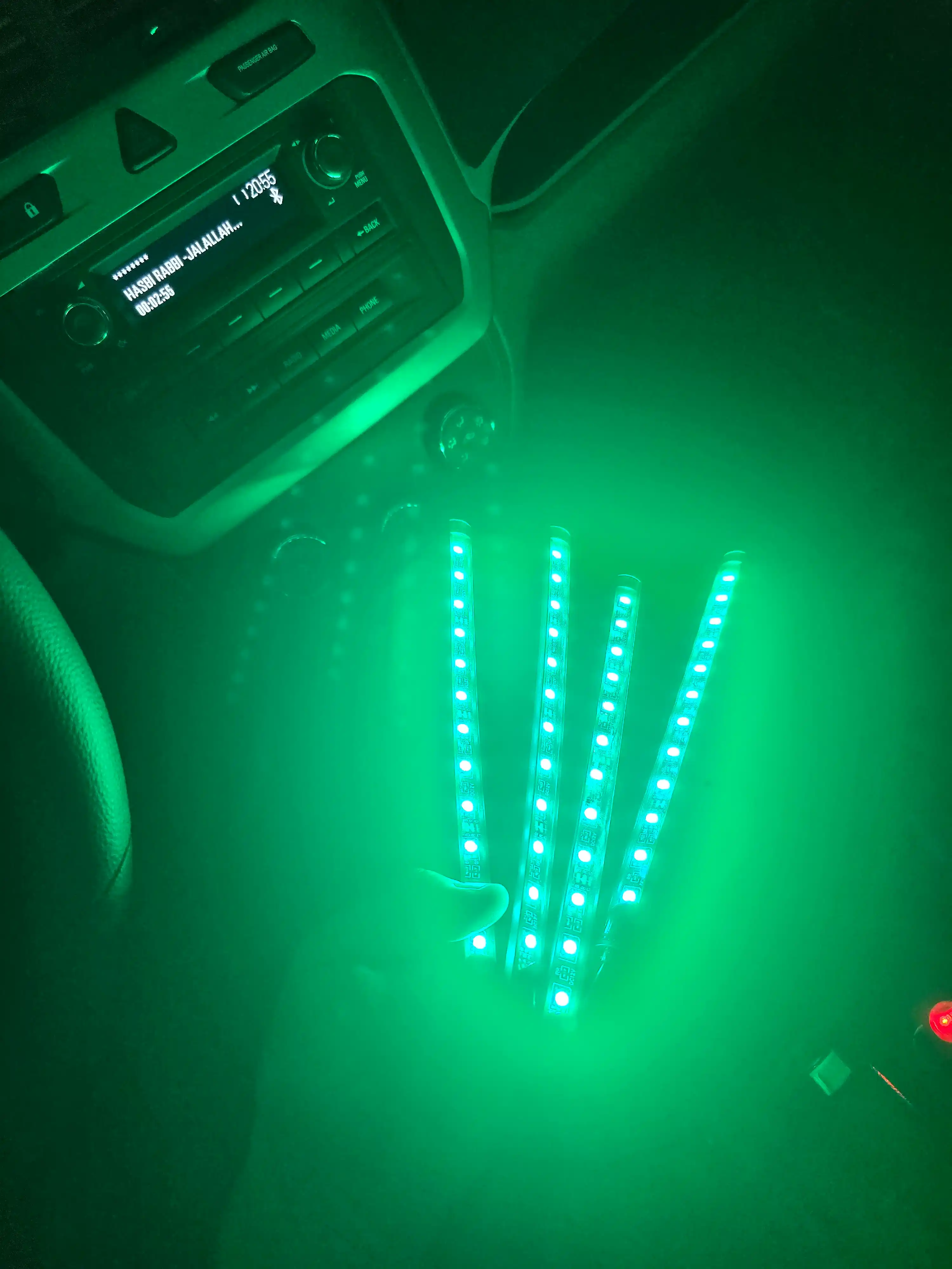Masofaviy boshqaruv pulti yoki RGB ilovasi bilan salonga 16 m rangli LED yoritgich, oyoqlarga ham yoritgich