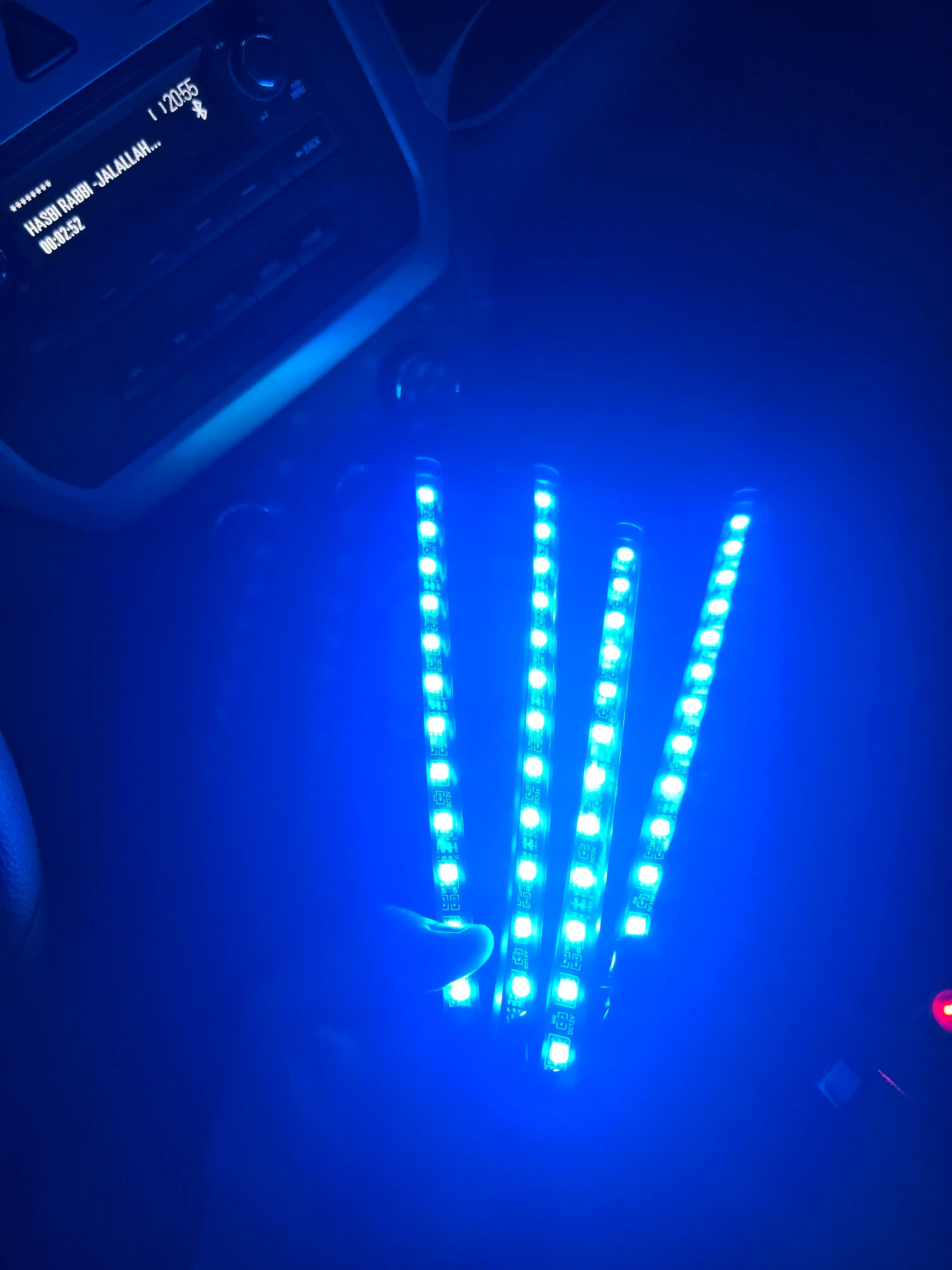Masofaviy boshqaruv pulti yoki RGB ilovasi bilan salonga 16 m rangli LED yoritgich, oyoqlarga ham yoritgich