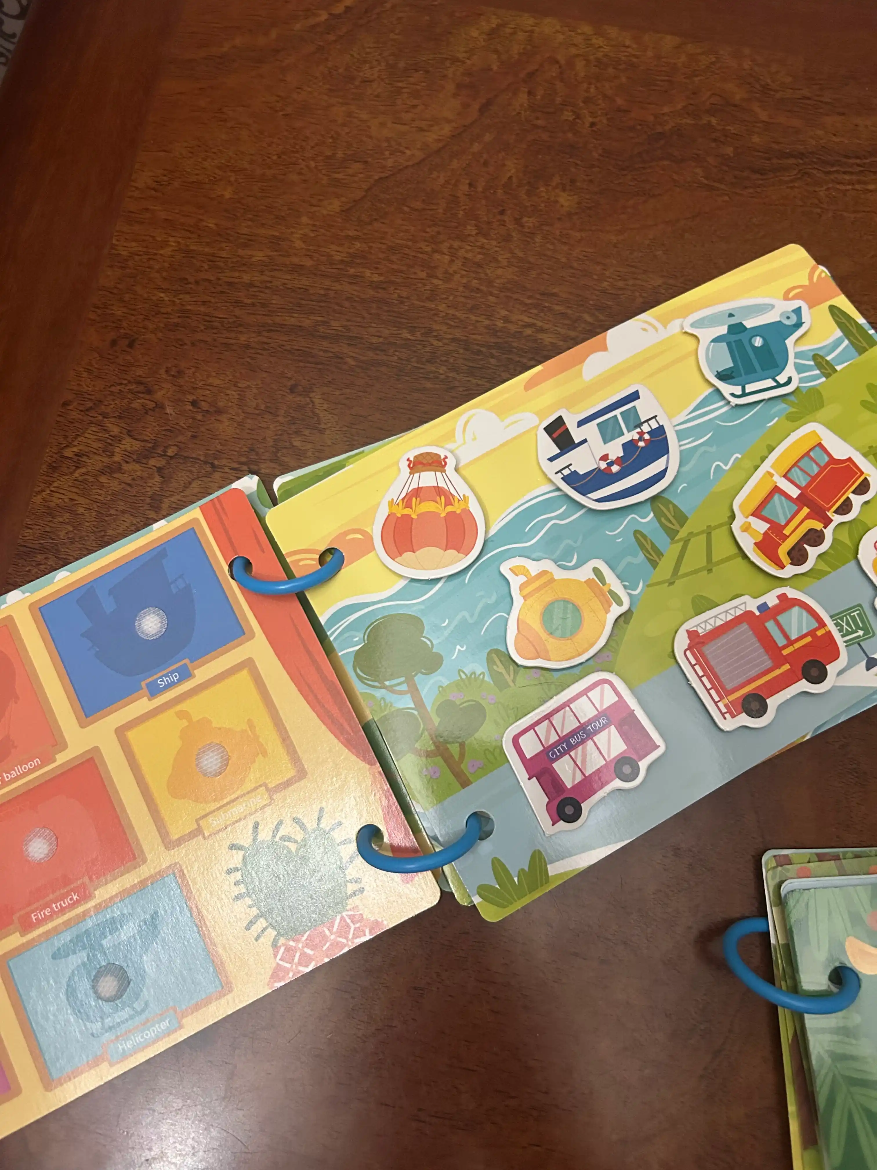 Bolalar uchun o'quv kitobi va alifbosi Busybook, lipuchkali Montessori kitobi