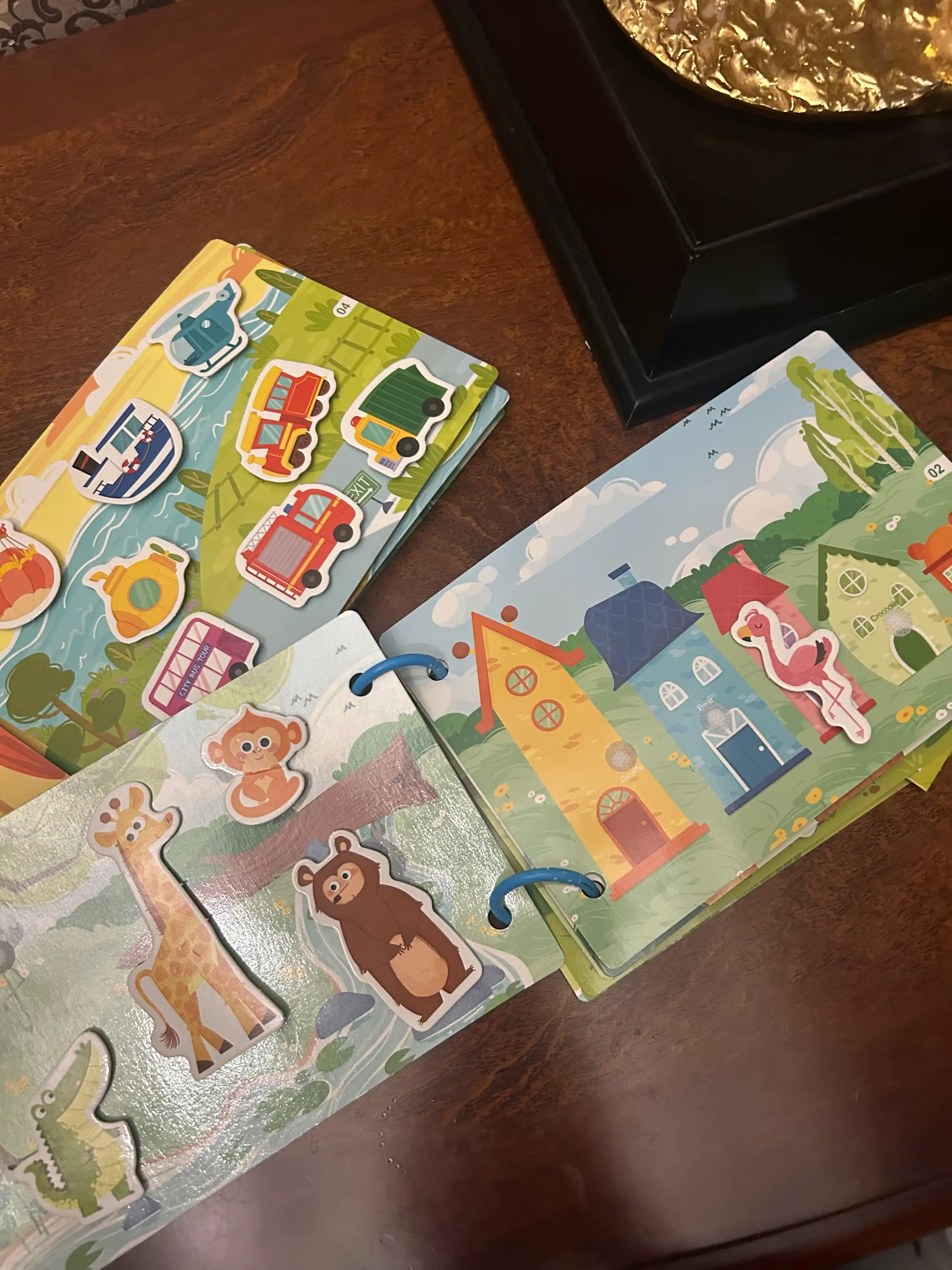 Bolalar uchun o'quv kitobi va alifbosi Busybook, lipuchkali Montessori kitobi