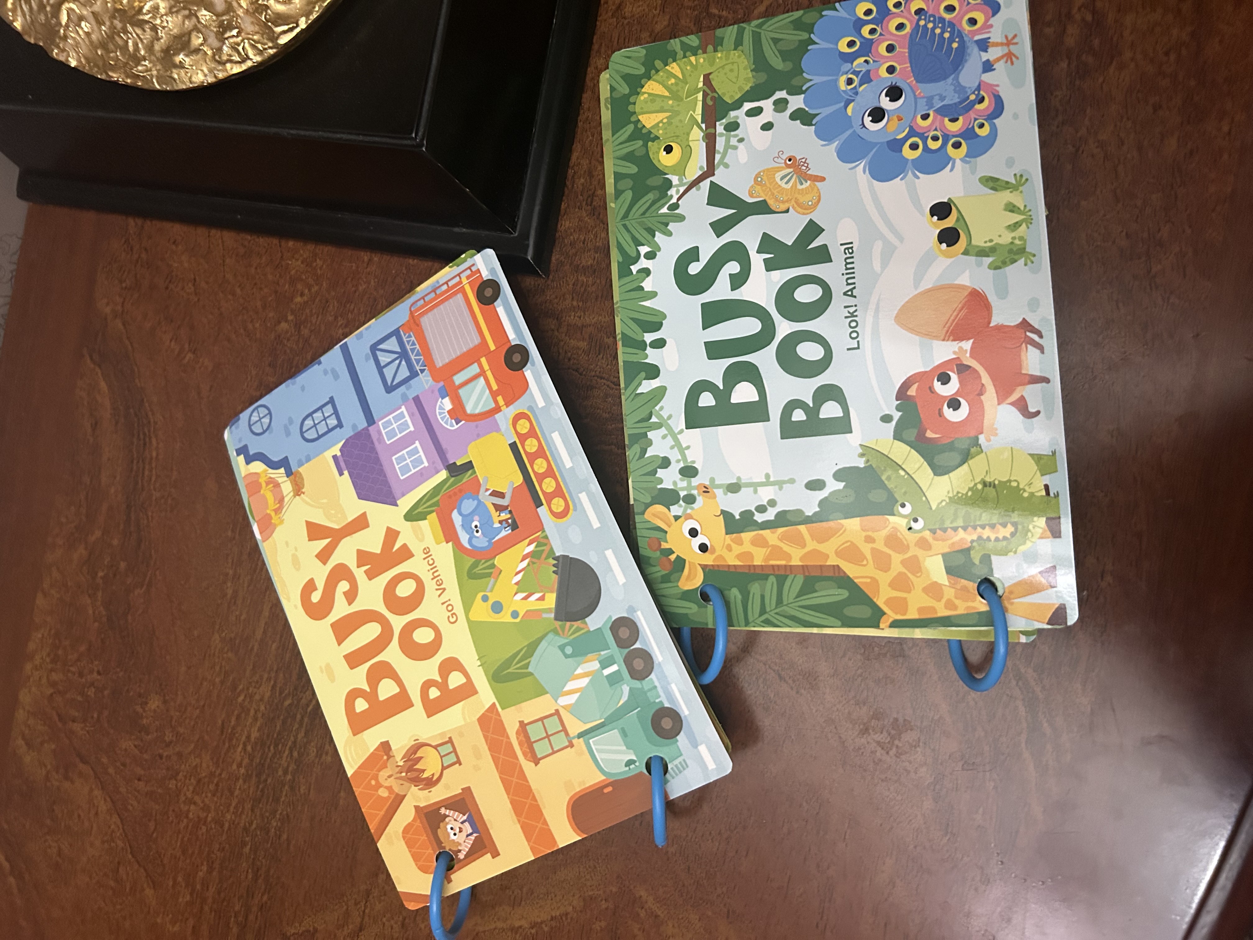 Bolalar uchun o'quv kitobi va alifbosi Busybook, lipuchkali Montessori kitobi