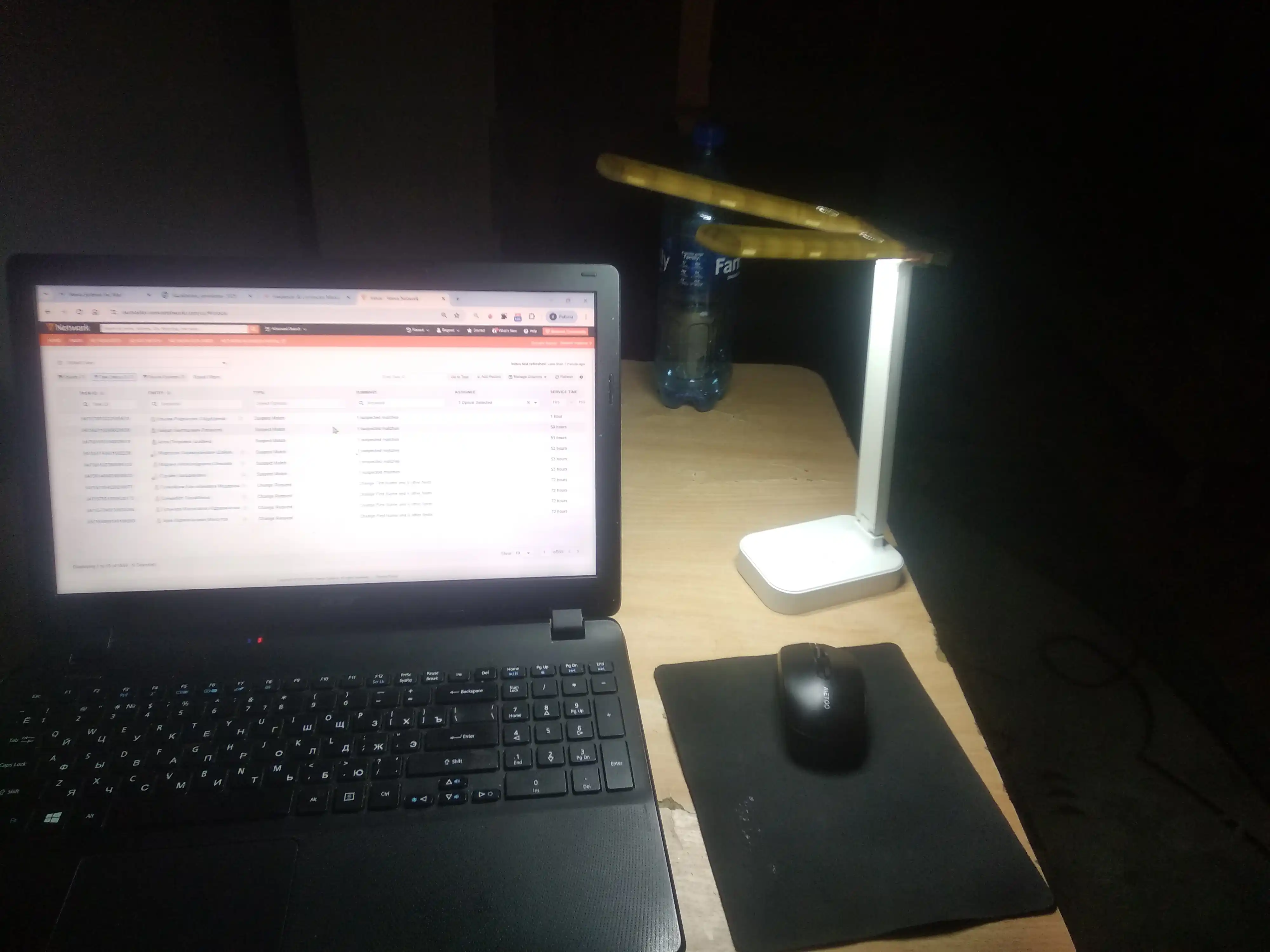 LED stol chirog'i telefon ushlagichli, ikki tomonlama harakatlanuvchi chiroq, yig'iladigan