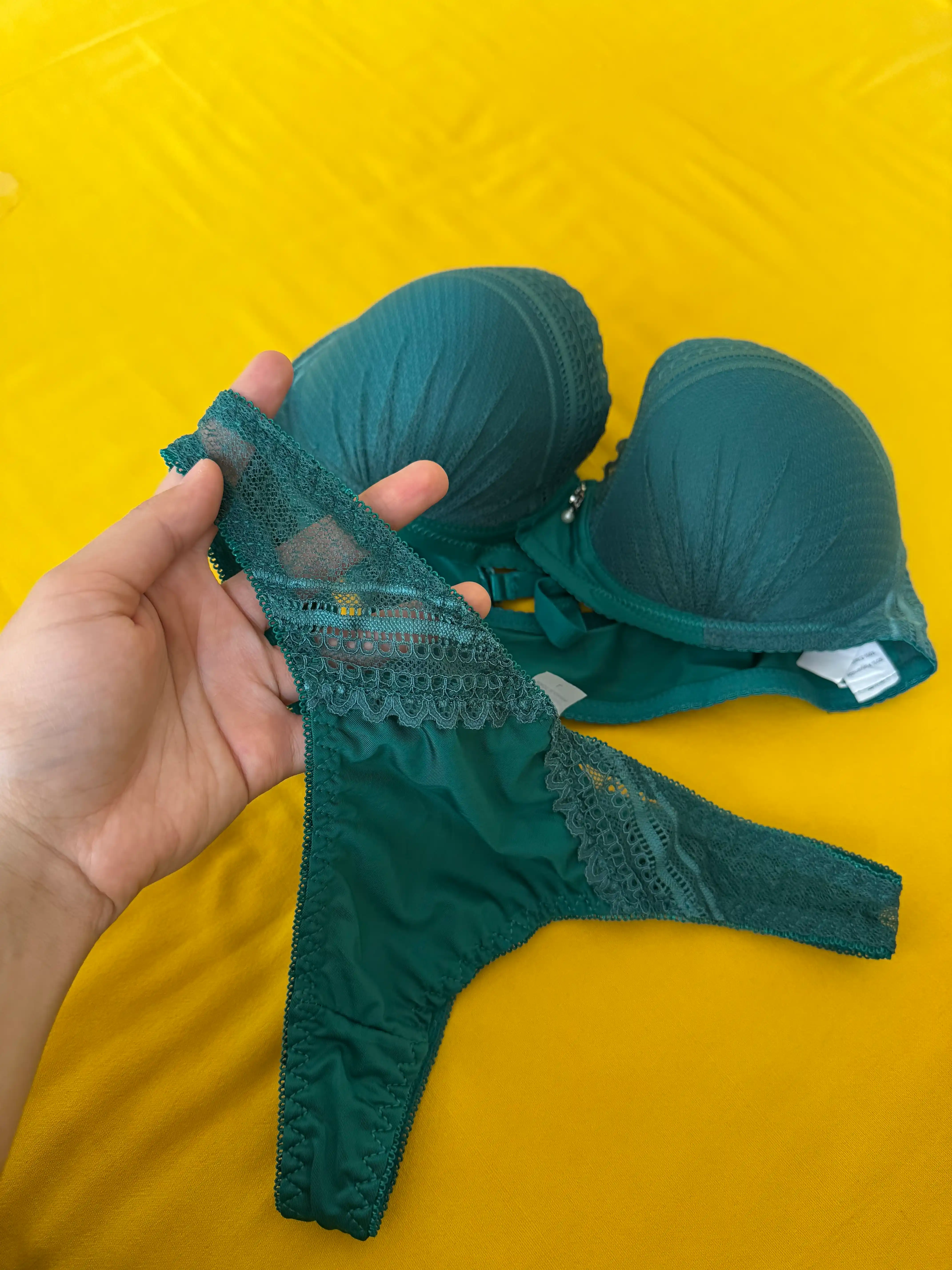 Ayollar uchun ichki kiyim to‘plami yashil rangli - push-up lifchik va string tursiklar