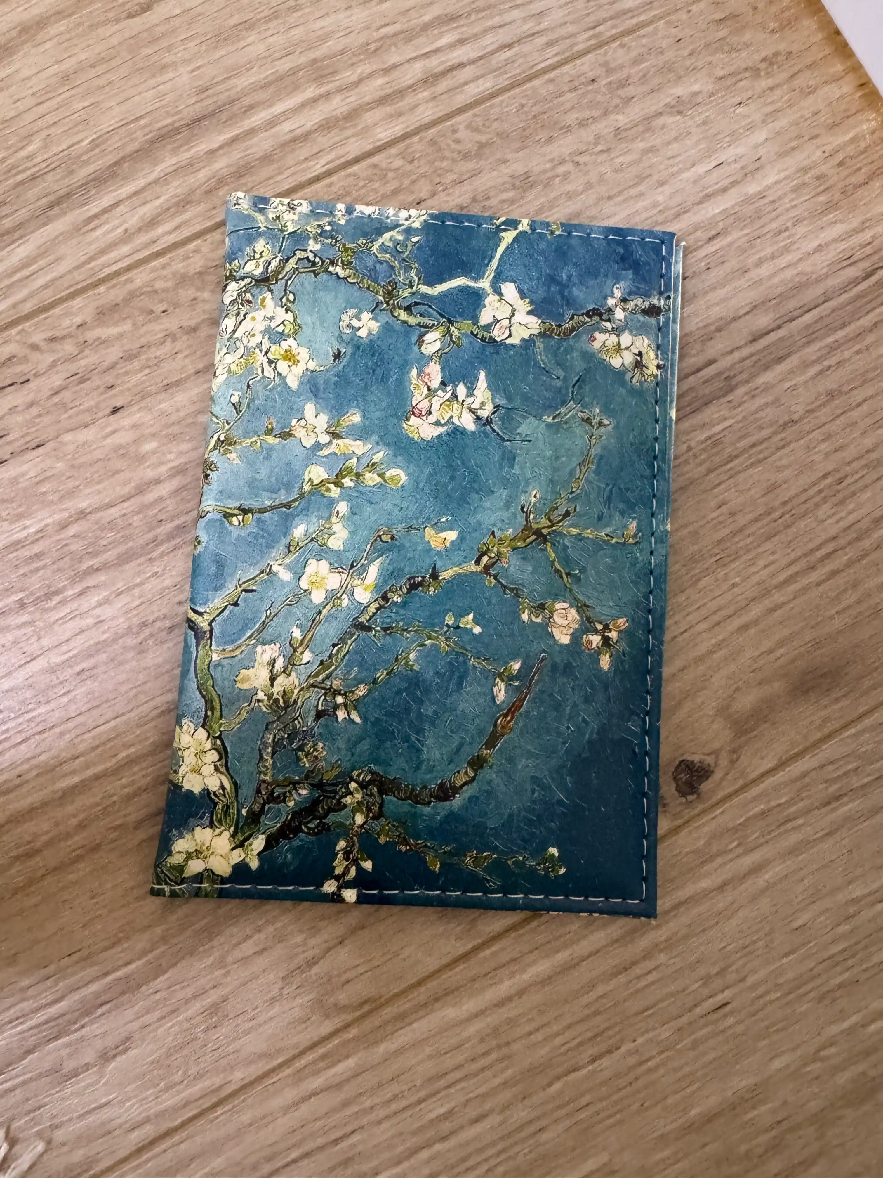 Van Gogh dizaynli xalqaro pasport uchun g'ilof – "Bodom gullari" va "Yulduzli tun"