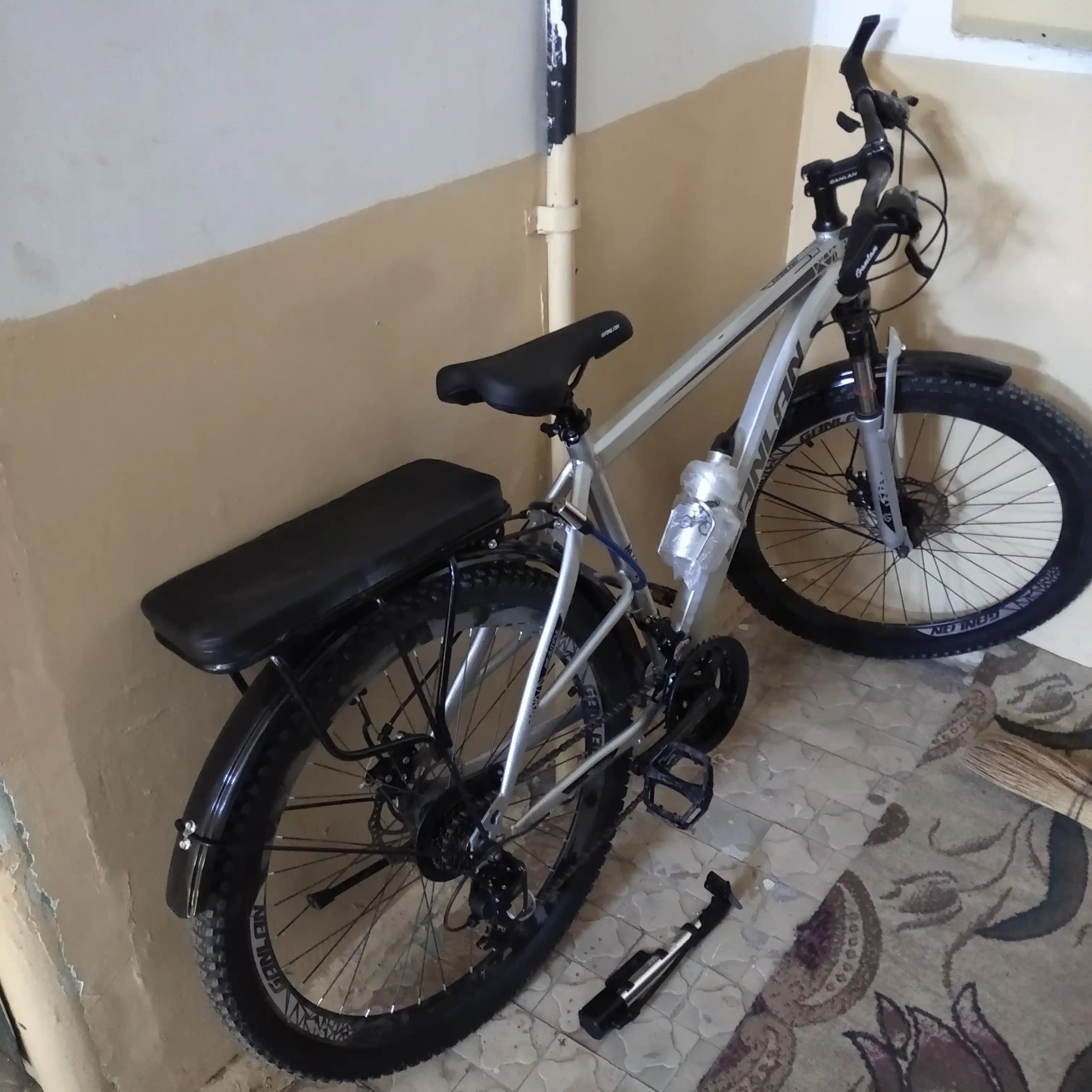 Oyna 2 dona velosipedlar va samokatlar uchun