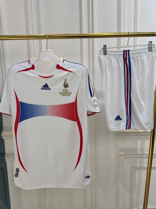 Retro futbol formasi
