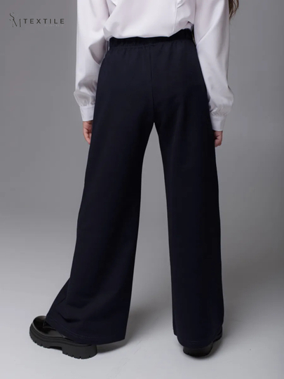 Qizlar shim va külotlariga siyadilar