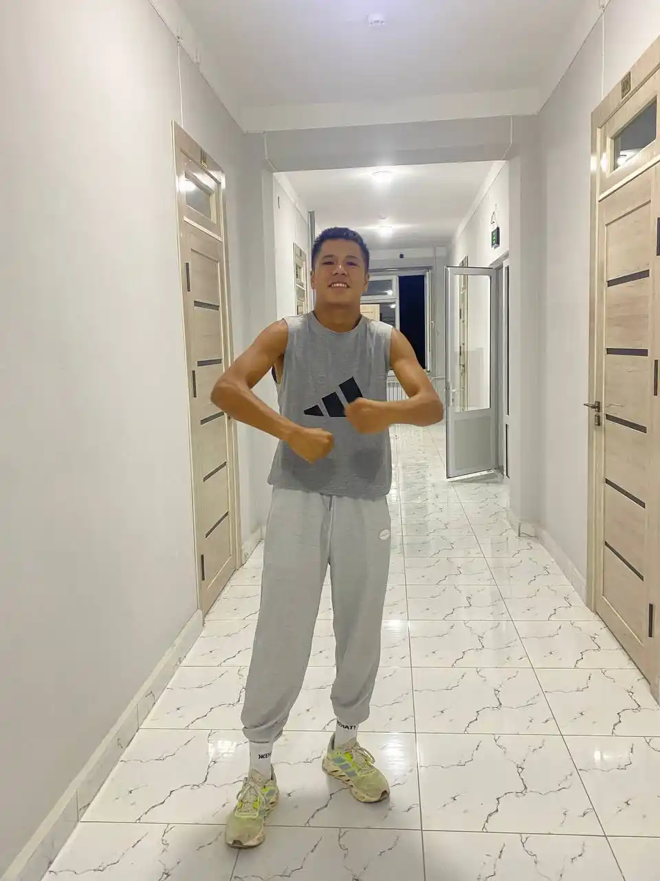 Kulrang erkaklar sport shimi