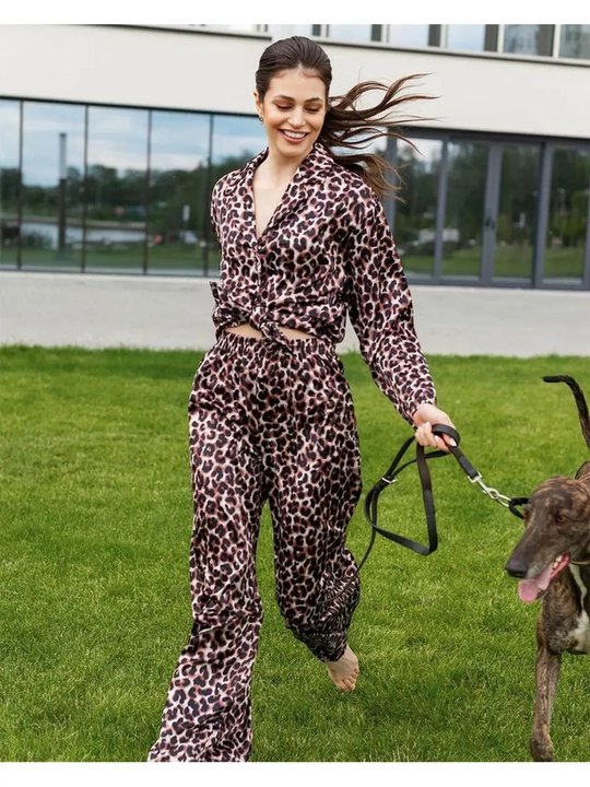 Katta o'lchamdagi ipak ko'ylak