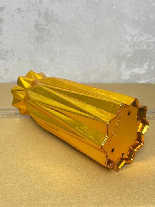 Gullar uchun guldon, plastik