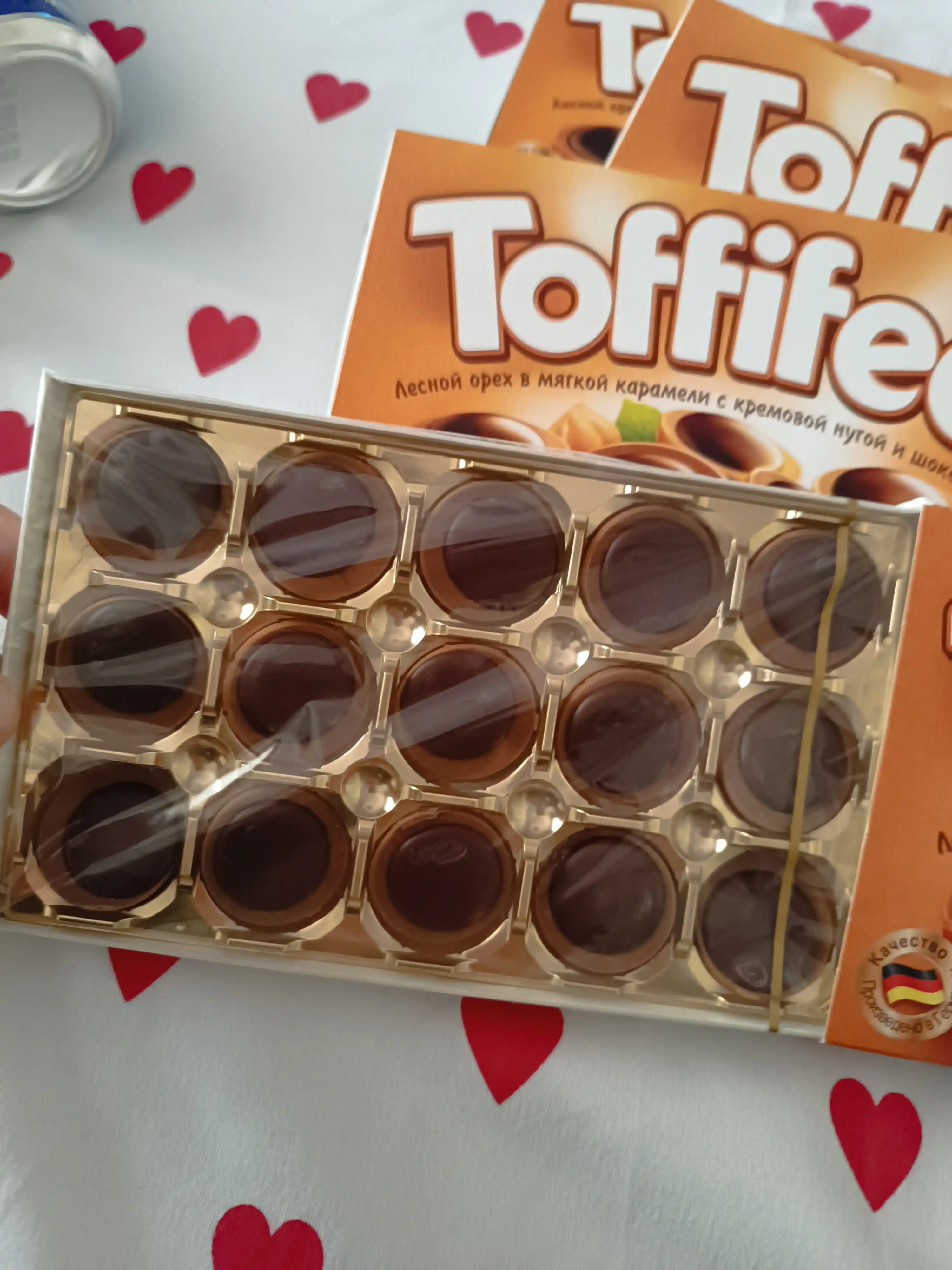 Шоколад с орехом "Toffife", 125 гр