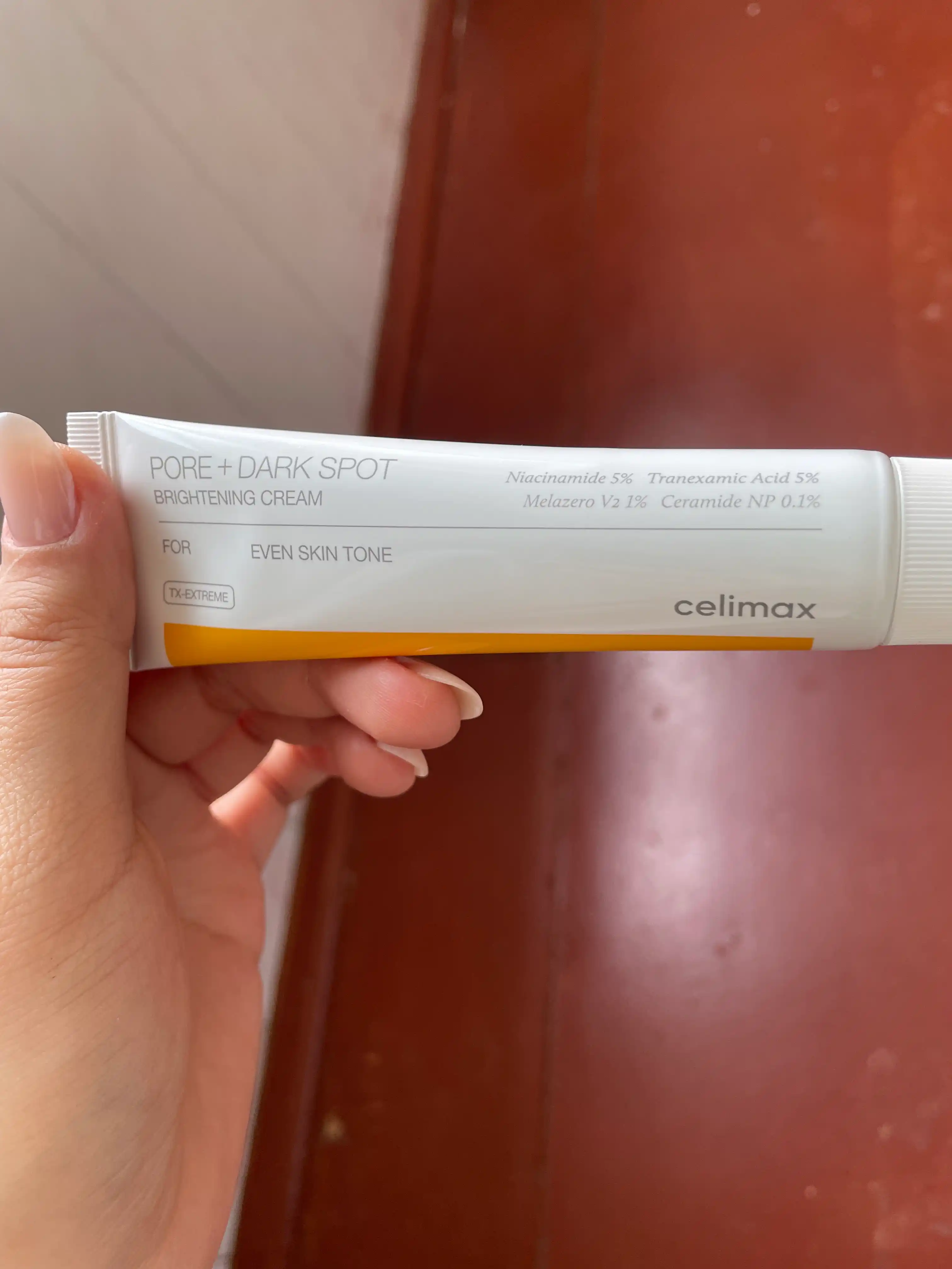 Teri tusi va tuzilishini tekislaydigan "Celimax Pore+Dark Spot Brightening Cream" kremi